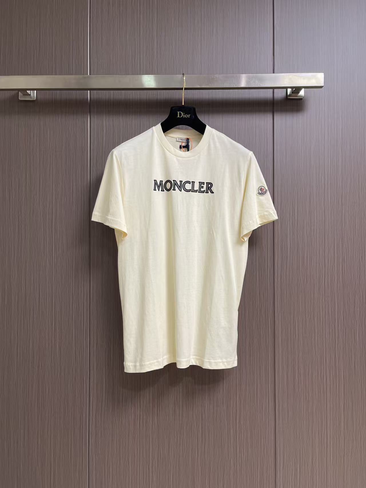 NO:856323,Moncler logo printed short-sleeved T-shirt. Customized matte close-woven comfortable cotton. Delicate and soft, skin-friendly and moisturizing. Misty charcoal black background. Relaxing and elegant. Moncler printing on the chest is engraved with Italian style. The badge on the arm embodies the aura of the Alps and French totem. It fully demonstrates the ingenuity and exquisiteness. The centuries-old heritage is deposited in the details. It quietly shows the restrained and sharp luxury charm. Flocking printing process adopts a special printing method.  Make the pattern appear on the fabric with a high three-dimensional sense and texture. It is clear and sharp, beautiful and neat. It adopts imported machine embroidery technology and uses advanced computer control system and precision mechanical parts to realize Moncler embroidery badge work. It has high precision and smooth and delicate lines. The fabrics have been enzyme washed and have better hand feel and texture. It is not easy to deform, not easy to shrink, not easy to fade, and maintains long-term beauty. Sizes S-XL S size bust 103 shoulder width 43 length 68.5 M size  Bust 107 Shoulder Width 45 Clothing Length 70 L Size Bust 111 Shoulder Width 47 Clothing Length 71.5 XL Bust 115 Shoulder Width 49 Clothing Length 73, T-shirt, tees, t-shirt,19860909Moncler 标识印花短袖T恤 定制雾感密织舒棉 细腻软糯 亲肤温润 雾漫炭黑底色 松弛间自成奢雅风骨 胸前Moncler印花镌刻意式格调 臂间徽章凝萃阿尔卑斯灵韵与法式图腾 尽显匠心考究 于细微处沉淀百年底蕴 静显内敛锋芒的顶奢气韵 植绒印花工艺 通过特殊的印刷方法 使图案在织物上呈现出高立体感和质感 清晰锐利 美观工整 采用进口机刺绣工艺 使用先进的计算机控制系统和精密的机械部件 实现Moncler刺绣徽章工作 精度高 线条流畅而细腻 面料都经过酵洗 手感质感更佳 不易变形 不易缩水 不易褪色 保持长久的美观.尺码S-XL S码胸围103肩宽43衣长68.5 M码 胸围107肩宽45衣长70 L码胸围111 肩宽47衣长71.5 XL码 胸围115肩宽49衣长73,,T-shirt,tees，t-shirt,,Men's clothing