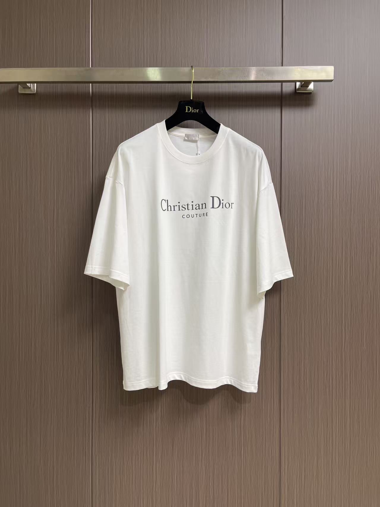 NO:856256,Dior classic letter logo logo retro distressed printed short-sleeved T-shirt, this short-sleeved, simple and high-end ~ classic round neck, 'Christian Di** COUTURE' distressed print on the chest, retro and fashionable, black and white are versatile, whether it is worn alone or layered, it is easy to have a sense of fashion. The basic model can also be worn with a unique style, a fashionable must-have item ~ Selected fabrics, comfortable and upgraded. Sizes XS-L, XS size, shoulder width 50  Bust 112, length 69, S size, shoulder width 52, bust 116, length 71, M size, shoulder width 54, bust 120, length 73, size L, shoulder width 56, bust 124, length 75, dior, T-shirt, tees, t-shirt,19860909Dior 经典字母logo标识复古做旧印花短袖T恤,这款短袖,简约又自带高级感~经典圆领,胸前 “Christian Di** COUTURE” 做旧印花,复古又时髦,黑白两色都很百搭,不管是单穿还是叠搭,轻松拿捏时尚感,基础款也能穿出独特格调,时髦精必入单品呀~ 精选面料,舒适升级. 尺码XS-L XS码肩宽50 胸围112衣长69  S码肩宽52 胸围116衣长71  M码 肩宽54 胸围120衣长73 L码 肩宽56 胸围124衣长75,,dior,T-shirt,tees，t-shirt,,Men's clothing