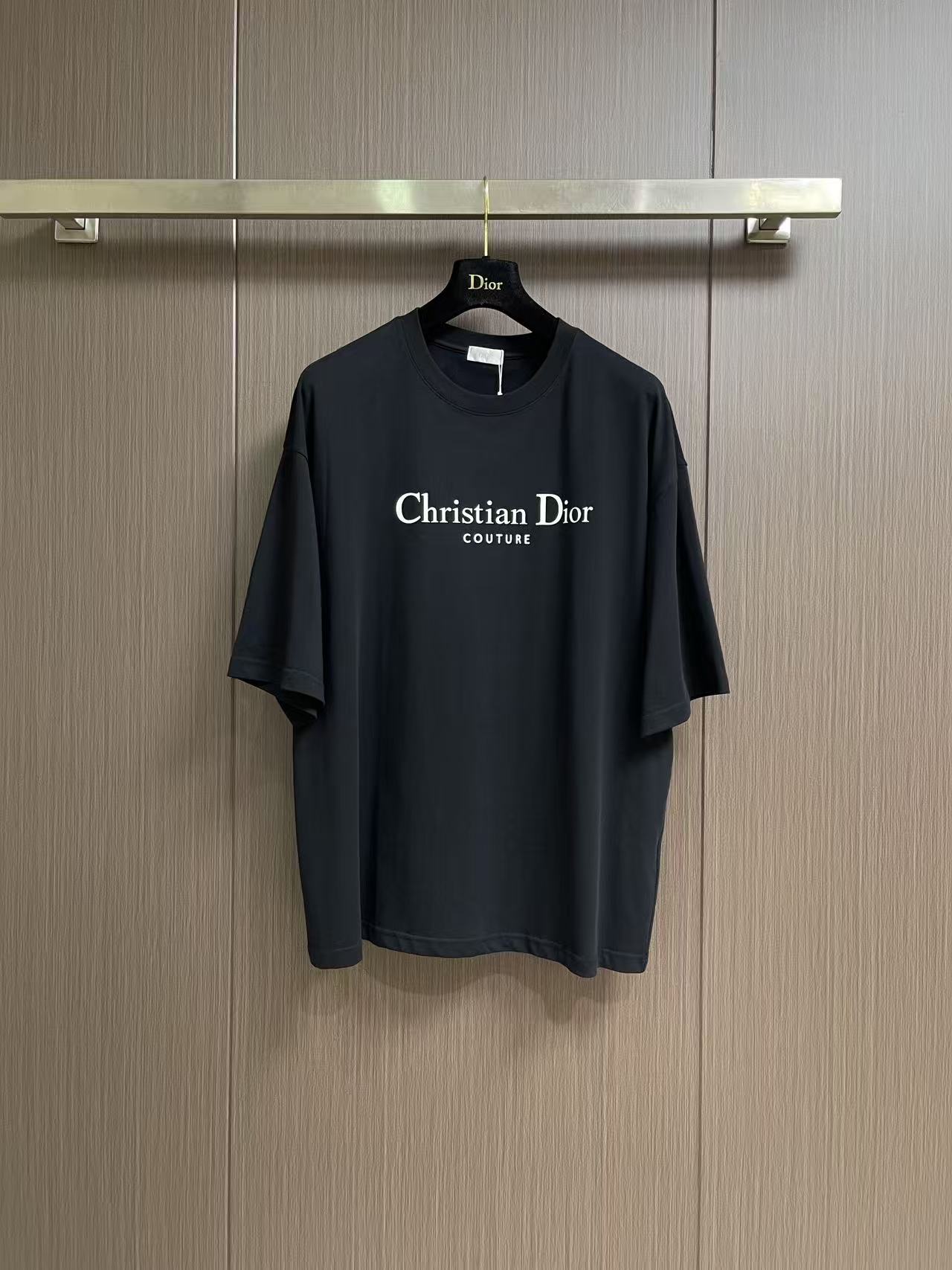 NO:856264,Dior classic letter logo logo retro distressed printed short-sleeved T-shirt, this short-sleeved, simple and high-end ~ classic round neck, 'Christian Di** COUTURE' distressed print on the chest, retro and fashionable, black and white are versatile, whether worn alone or layered, it is easy to have a sense of fashion, the basic model can also be worn with a unique style, a fashionable must-have item ~ Selected fabrics, comfortable and upgraded. Sizes XS-L, XS size, shoulder width 50  Bust 112, length 69, S size, shoulder width 52, bust 116, length 71, M size, shoulder width 54, bust 120, length 73, size L, shoulder width 56, bust 124, length 75, dior, T-shirt, tees, t-shirt,19860909Dior 经典字母logo标识复古做旧印花短袖T恤,这款短袖,简约又自带高级感~经典圆领,胸前 “Christian Di** COUTURE” 做旧印花,复古又时髦,黑白两色都很百搭,不管是单穿还是叠搭,轻松拿捏时尚感,基础款也能穿出独特格调,时髦精必入单品呀~ 精选面料,舒适升级.尺码XS-L XS码肩宽50 胸围112衣长69  S码肩宽52 胸围116衣长71  M码 肩宽54 胸围120衣长73 L码 肩宽56 胸围124衣长75,,dior,T-shirt,tees，t-shirt,,Men's clothing