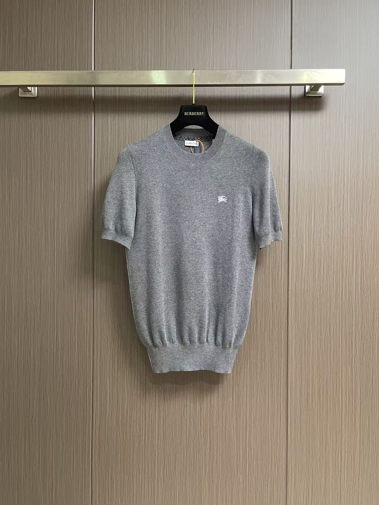 NO:856287,Burberry logo embroidered short-sleeved sweater T-shirt. Custom-woven worsted cloud-soft cashmere. Delicate and tight, skin-friendly and moist. Night-like navy blue. Gentle but powerful. It spreads a low-key and majestic elegance. The dark plaid pattern on the neckline complements the knight's dark embroidery on the chest. It is the mark of luxury and elegance from a century-old British collection. It shows the noble aura of the family. In every stitch, it continues to write the top luxury style passed down from generation to generation.  Adopt imported machine embroidery technology, use advanced computer control system and precision mechanical components to realize Burberry equestrian knight logo embroidery work with high precision, smooth and delicate lines, garment washing water softening and deodorization process, deep cleaning and deodorization treatment of clothes through professional washing equipment and specific detergents, improving the feel and appearance of clothes. Sizes S-XXL S code, bust 86 shoulder width 36 clothing length 65 M code, bust 90 shoulder width 38 clothing length 67 L  Bust 94, shoulder width 40, clothing length 6919860909Burberry 标识刺绣短袖毛衣T恤 定织精纺云柔羊绒 细腻紧致 亲肤温润 墨夜般的藏蓝 温柔却有力量 铺展低调磅礴的优雅气韵 领口同色系格纹暗饰 与胸口骑士暗绣相映成章 是百年英伦典藏的奢雅印记 尽显世家矜贵气场 于一针一线间 续写世代传承的顶奢格调 采用进口机刺绣工艺 使用先进的计算机控制系统和精密的机械部件 实现Burberry马术骑士徽标刺绣工作 精度高 线条流畅而细腻 成衣洗水加软去味工艺 通过专业的洗涤设备和特定的洗涤剂 对衣物进行深度清洁和去味处理 改善衣物的手感和外观.尺码S-XXL S码 胸围86肩宽36衣长65 M码 胸围90肩宽38衣长67 L码 胸围94肩宽40衣长69 XL码胸围98肩宽42衣长71 XXL码 胸围102 肩宽44衣长73,,burberry,sweaters,T-shirt,tees，t-shirt,,Men's clothing