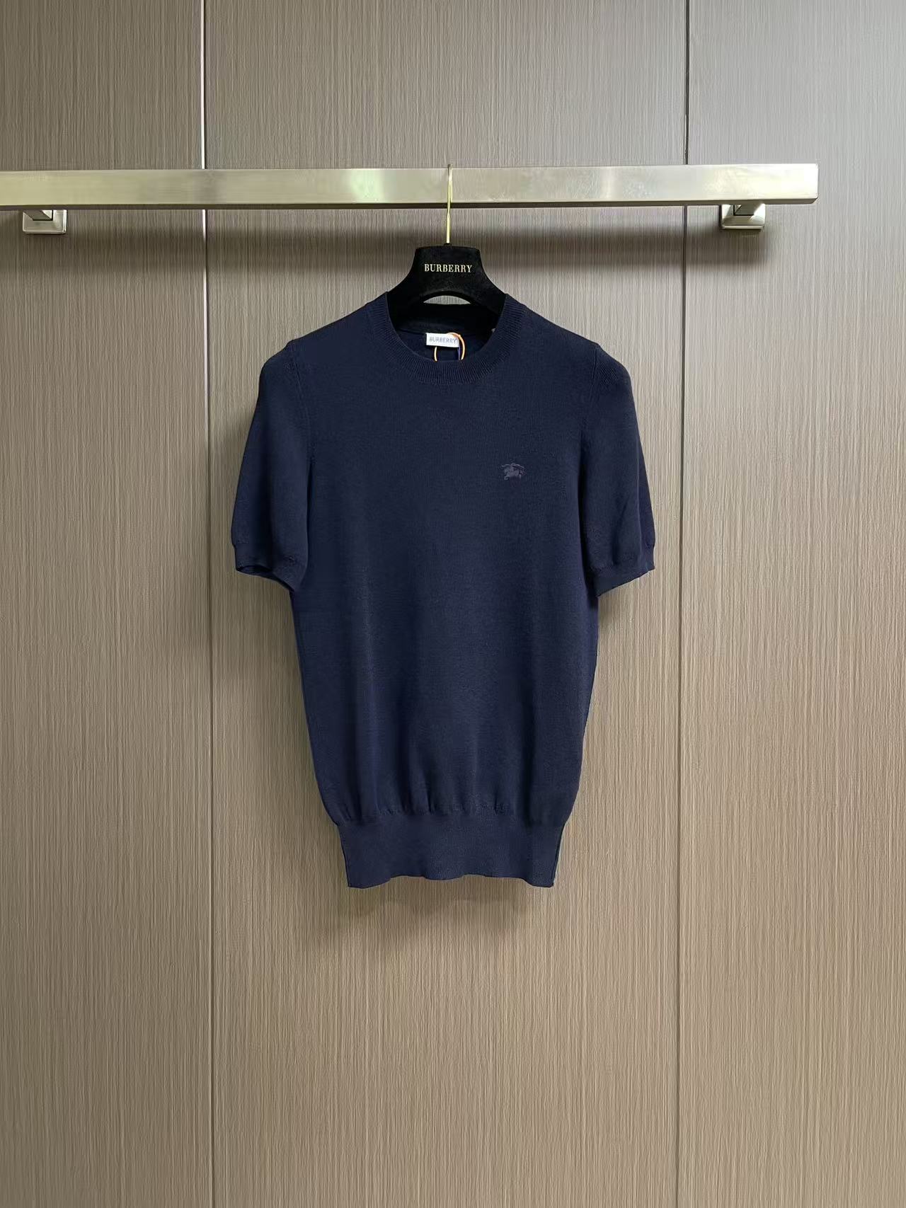 NO:856296,Burberry logo embroidered short-sleeved sweater T-shirt. Custom-woven worsted cloud-soft cashmere. Delicate and tight, skin-friendly and moist. Night-like navy blue. Gentle but powerful. It spreads a low-key and majestic elegance. The dark plaid pattern on the neckline complements the knight's dark embroidery on the chest. It is the mark of luxury and elegance from a century-old British collection. It shows the noble aura of the family. In every stitch, it continues to write the top luxury style passed down from generation to generation.  Adopt imported machine embroidery technology, use advanced computer control system and precision mechanical components to realize Burberry equestrian knight logo embroidery work with high precision, smooth and delicate lines, garment washing water softening and deodorization process, deep cleaning and deodorization treatment of clothes through professional washing equipment and specific detergents, improving the feel and appearance of clothes. Sizes S-XXL S code, bust 86 shoulder width 36 clothing length 65 M code, bust 90 shoulder width 38 clothing length 67 L  Bust 94, shoulder width 40, clothing length 6919860909Burberry 标识刺绣短袖毛衣T恤 定织精纺云柔羊绒 细腻紧致 亲肤温润 墨夜般的藏蓝 温柔却有力量 铺展低调磅礴的优雅气韵 领口同色系格纹暗饰 与胸口骑士暗绣相映成章 是百年英伦典藏的奢雅印记 尽显世家矜贵气场 于一针一线间 续写世代传承的顶奢格调 采用进口机刺绣工艺 使用先进的计算机控制系统和精密的机械部件 实现Burberry马术骑士徽标刺绣工作 精度高 线条流畅而细腻 成衣洗水加软去味工艺 通过专业的洗涤设备和特定的洗涤剂 对衣物进行深度清洁和去味处理 改善衣物的手感和外观.尺码S-XXL S码 胸围86肩宽36衣长65 M码 胸围90肩宽38衣长67 L码 胸围94肩宽40衣长69 XL码胸围98肩宽42衣长71 XXL码 胸围102 肩宽44衣长73,,burberry,sweaters,T-shirt,tees，t-shirt,,Men's clothing