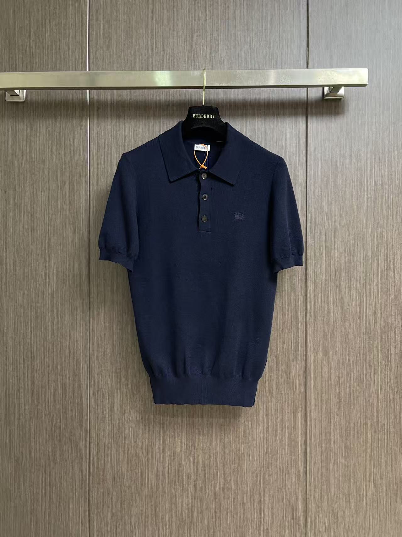 NO:856240,Burberry logo embroidered Polo collar sweater, custom-woven finely woven cloud-soft cashmere, delicate and tight, comfortable and close to the skin, night-like navy blue, gentle but powerful, spreading a low-key and majestic elegance. The classic lapel outlines a neat silhouette. The same color plaid lining on the front and the dark knight embroidery on the chest complement each other. It is a mark of luxury and elegance from a century-old British collection, showing the noble aura of the family.  The luxurious style is condensed between the yarns. Imported machine embroidery technology is used. Advanced computer control systems and precise mechanical components are used to realize the Burberry equestrian knight logo embroidery work with high precision. The lines are smooth and delicate. Garment washing water is softened and deodorized. Professional washing equipment and specific detergents are used to deep clean and deodorize the clothes to improve the feel and appearance of the clothes. Sizes S-XXL S code Bust 92 shoulder width 38 garment length 67 M size  Bust 96, shoulder width 40, dress length 69 L, bust 100, shoulder width 42, dress length 7119860909Burberry 标识刺绣Polo领针织衫,定织精织云柔羊绒 细腻紧致 舒适贴肤 墨夜般的藏蓝 温柔却有力量 铺展低调磅礴的优雅气韵 经典翻领勾勒利落版型 前襟同色系格纹内衬暗饰与胸口骑士暗绣相映成章 是百年英伦典藏的奢雅印记 尽显世家矜贵气场 凝萃顶奢风骨于绒线之间 采用进口机刺绣工艺 使用先进的计算机控制系统和精密的机械部件 实现Burberry马术骑士徽标刺绣工作 精度高 线条流畅而细腻 成衣洗水加软去味工艺 通过专业的洗涤设备和特定的洗涤剂 对衣物进行深度清洁和去味处理 改善衣物的手感和外观.尺码S-XXL S码 胸围92肩宽38衣长67 M码 胸围96肩宽40衣长69 L码 胸围100 肩宽42衣长71 XL码胸围104 肩宽44衣长73 XXL码 胸围108 肩宽46衣长75,,burberry,,Men's clothing