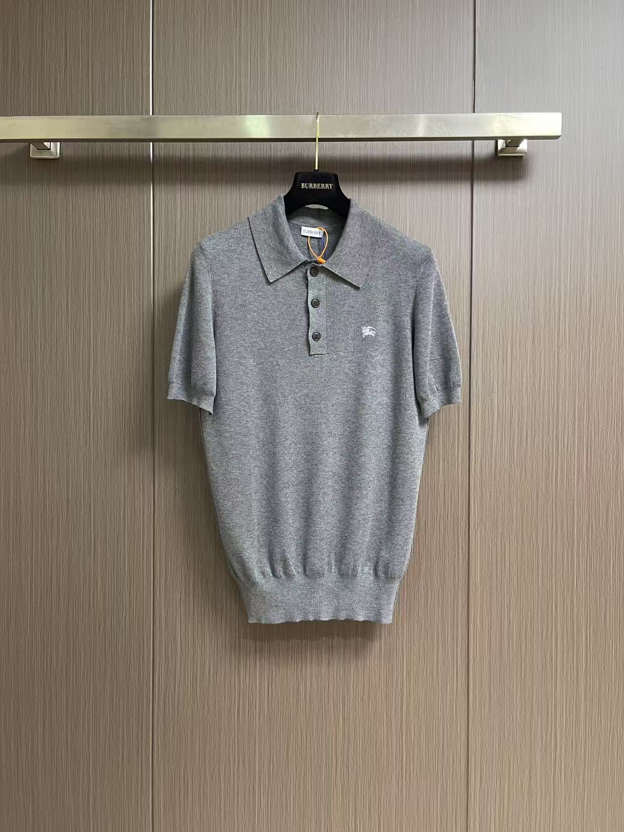 NO:856248,Burberry logo embroidered Polo collar sweater, custom-woven finely woven cloud-soft cashmere, delicate and tight, comfortable and close to the skin, night-like navy blue, gentle but powerful, spreading a low-key and majestic elegance. The classic lapel outlines a neat silhouette. The same color plaid lining on the front and the dark knight embroidery on the chest complement each other. It is a mark of luxury and elegance from a century-old British collection, showing the noble aura of the family.  The luxurious style is condensed between the yarns. Imported machine embroidery technology is used. Advanced computer control systems and precise mechanical components are used to realize the Burberry equestrian knight logo embroidery work with high precision. The lines are smooth and delicate. Garment washing water is softened and deodorized. Professional washing equipment and specific detergents are used to deep clean and deodorize the clothes to improve the feel and appearance of the clothes. Sizes S-XXL S code Bust 92 shoulder width 38 garment length 67 M size  Bust 96, shoulder width 40, dress length 69 L, bust 100, shoulder width 42, dress length 7119860909Burberry 标识刺绣Polo领针织衫,定织精织云柔羊绒 细腻紧致 舒适贴肤 墨夜般的藏蓝 温柔却有力量 铺展低调磅礴的优雅气韵 经典翻领勾勒利落版型 前襟同色系格纹内衬暗饰与胸口骑士暗绣相映成章 是百年英伦典藏的奢雅印记 尽显世家矜贵气场 凝萃顶奢风骨于绒线之间 采用进口机刺绣工艺 使用先进的计算机控制系统和精密的机械部件 实现Burberry马术骑士徽标刺绣工作 精度高 线条流畅而细腻 成衣洗水加软去味工艺 通过专业的洗涤设备和特定的洗涤剂 对衣物进行深度清洁和去味处理 改善衣物的手感和外观.尺码S-XXL S码 胸围92肩宽38衣长67 M码 胸围96肩宽40衣长69 L码 胸围100 肩宽42衣长71 XL码胸围104 肩宽44衣长73 XXL码 胸围108 肩宽46衣长75,,burberry,,Men's clothing