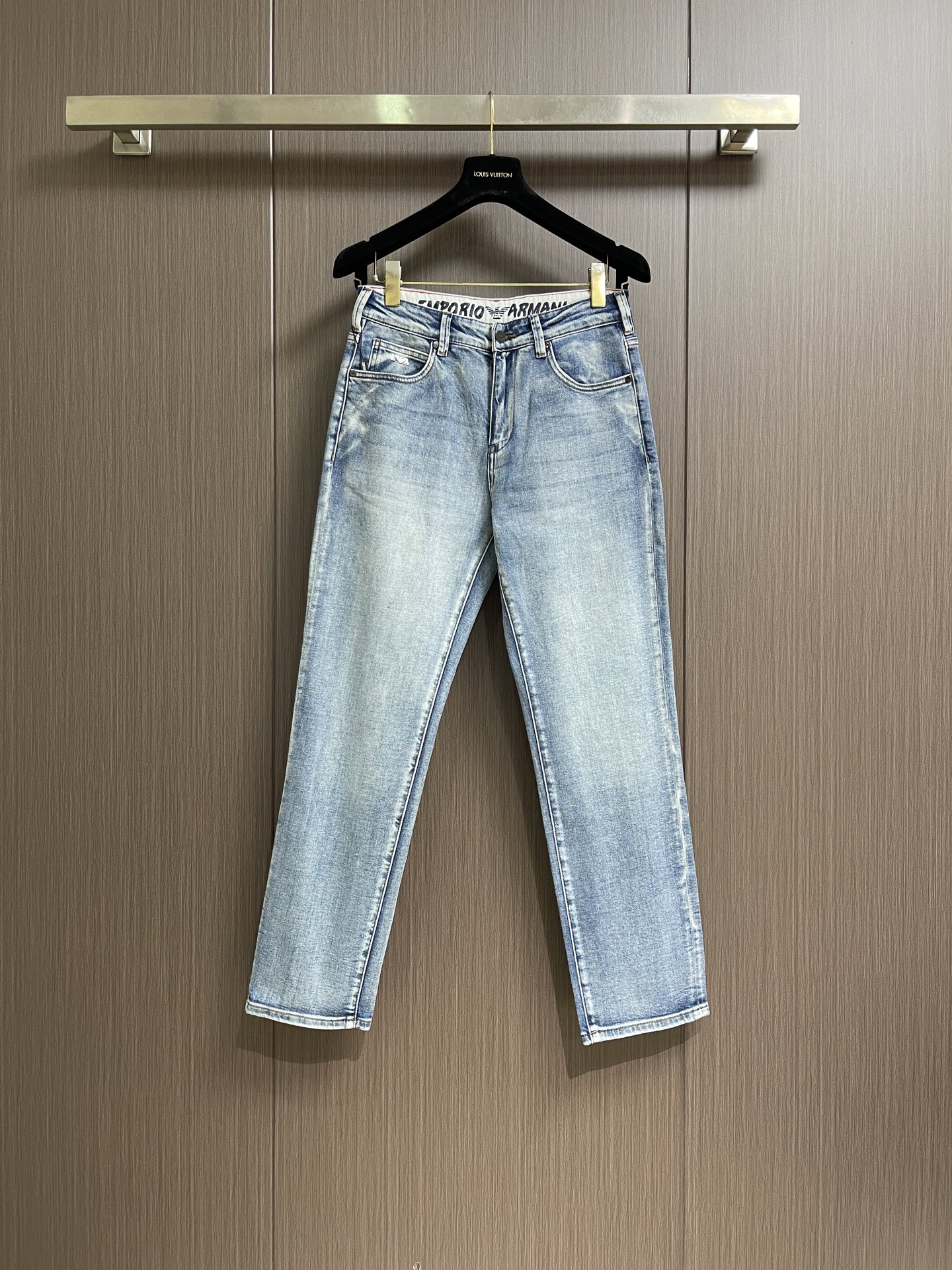 NO:856346,Emporio Armani EA 2026FW new summer jeans. Imported denim fabric, slightly elastic, naturally slim and slim. Soft, delicate, mid-waist, classic five pockets. Three-dimensional tailoring shows perfect shaping. Customized leather label hardware logo, super stylish, high-end appearance. Double hook stitching, exquisite workmanship, details show quality. Sizes 29-36 No 35,, armani, jeans,19860909Emporio Armani EA 2026FW夏季新款牛仔裤.进口牛仔布面料、略带弹性、自然修身显瘦.手感柔软、细腻、中腰、经典五口袋.立体剪裁展现完美塑形.客供定制皮标五金Logo,超级洋气、高端品相.双勾线缝制、工艺精湛、细节显品质.尺码29-36 无35,,armani,jeans,,Men's clothing