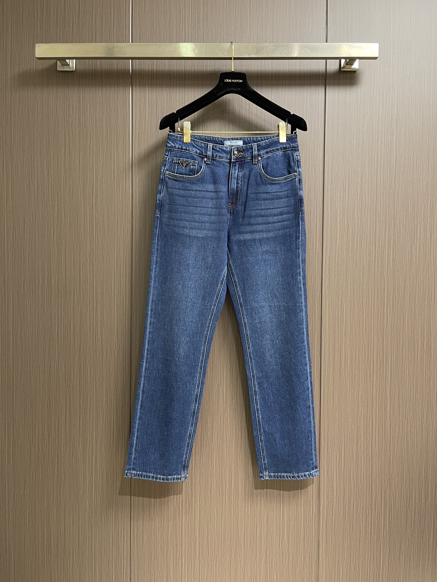 NO:856354,Prada 2026ss triangle logo jeans, original custom-made replica, customer-supplied hardware accessories, original quality imported denim fabric, heavy washing, fine workmanship, excellent upper body, preferred item. Sizes 29-36, no 35,, prada, jeans,19860909Prada 2026ss三角标识牛仔裤 原版定制复刻 客供五金辅料 原单品质进口牛仔面料重工洗水 做工走线精细上身绝佳,优选单品.尺码29-36 无35,,prada,jeans,,Men's clothing