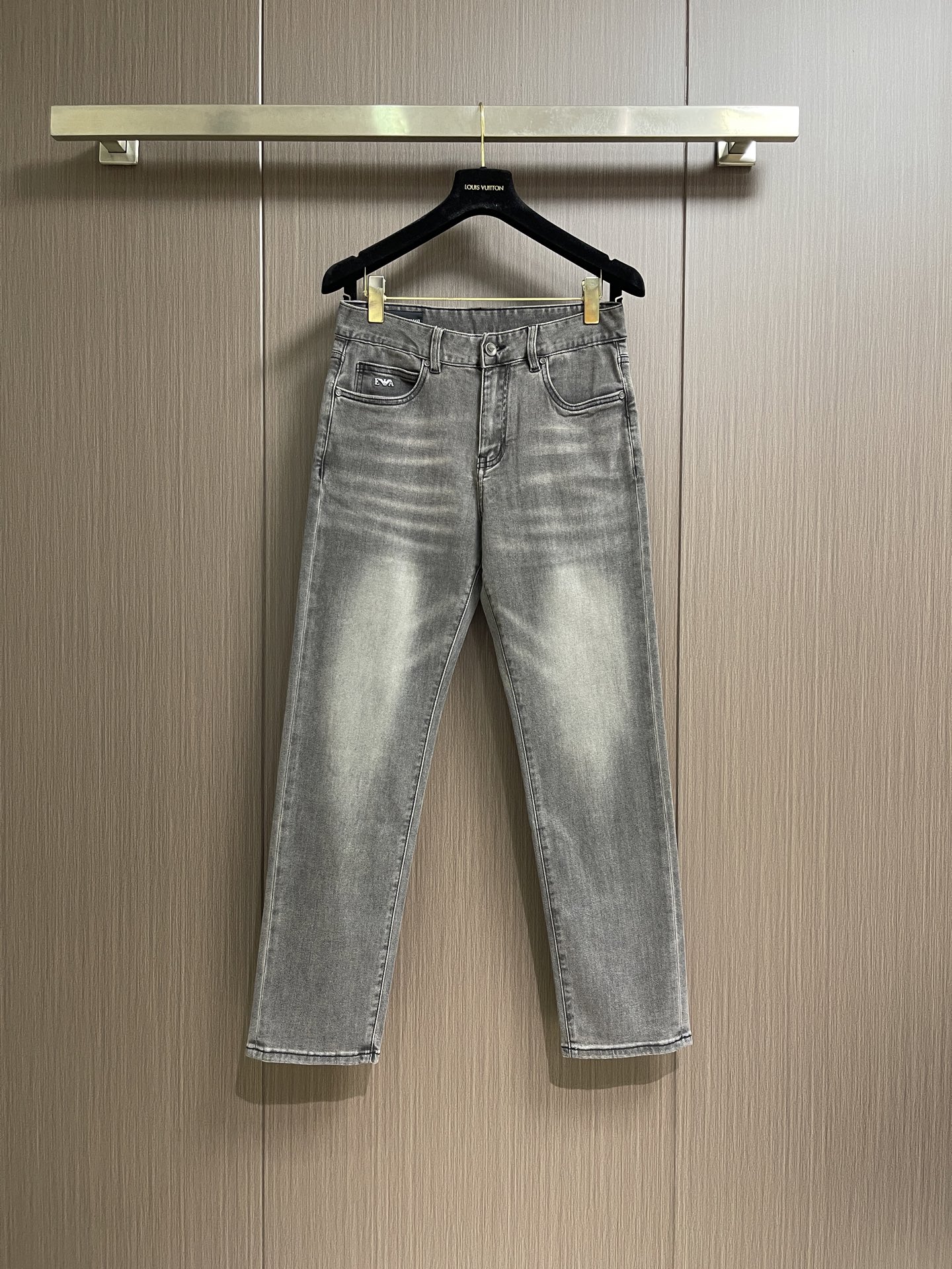 NO:856363,EmporioArmani Armani EA 2026SS summer new style retro jeans with hardware logo, custom-dyed twill denim fabric, cloud velvet cotton bag cloth, ready-to-wear fried colors, multiple horse positions, artificial grinding positions. Sizes 29-36 No 35,,armani,armani,jeans,19860909EmporioArmani阿玛尼 EA 2026SS夏季新款五金徽标复古牛仔裤,定制定染斜纹牛仔面料,云绒棉袋布,成衣炒色,多位马骝,人工磨位.尺码29-36 无35,,armani,armani,jeans,,Men's clothing