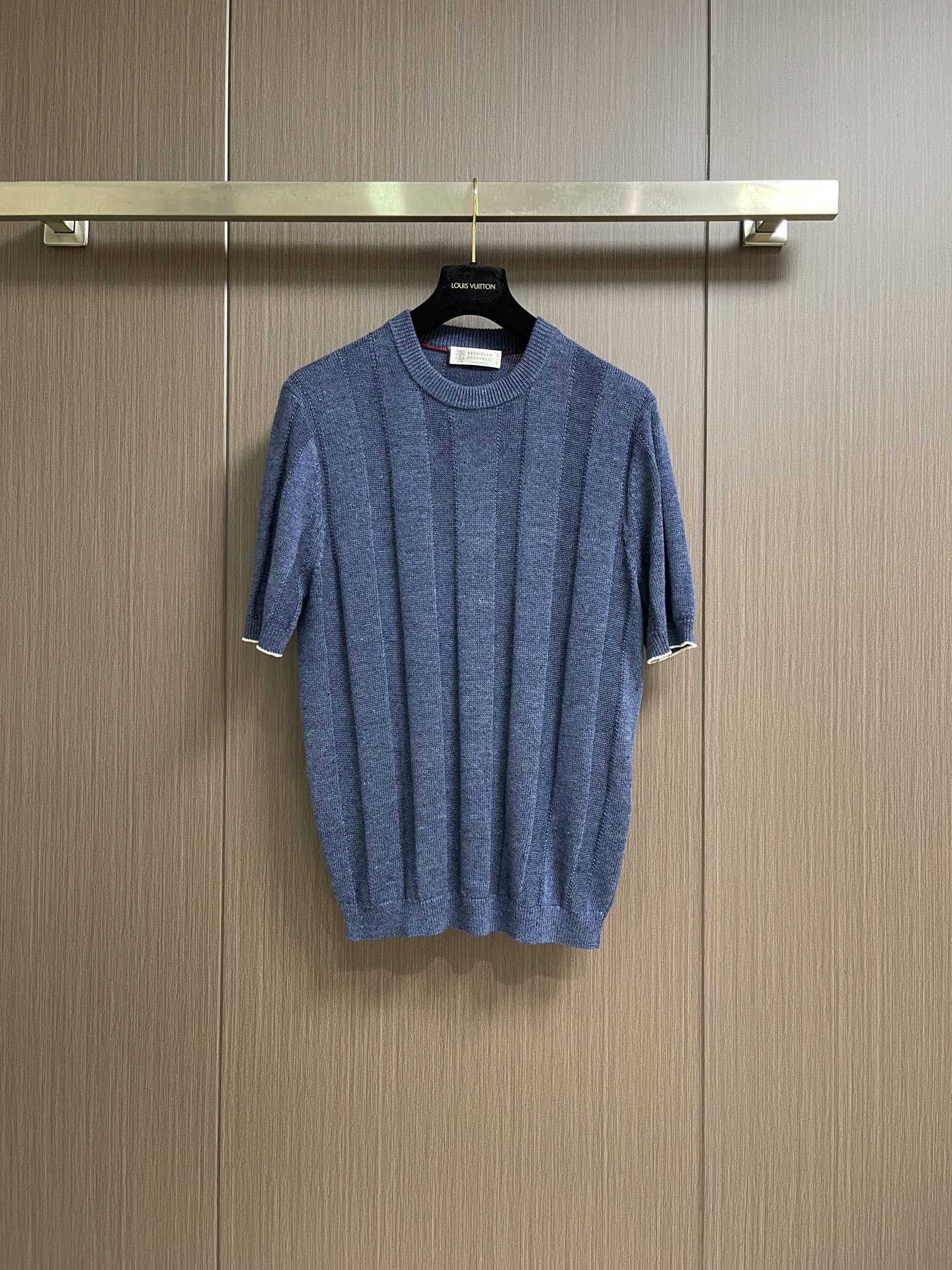 NO:856376,BC striped cotton and linen short-sleeved T-shirt, a combination of natural fibers and exquisite craftsmanship, defines the unique style of this linen and cotton knitted T-shirt, adding an indispensable item to men's clothing. Size 46-48-50-52 46 yards Shoulder width 40 Chest 102 Length 65 48 yards Shoulder width 41 Chest 106 Length 66.5 50 yards Shoulder width 42 Chest 110 Length 68  Size 52, shoulder width 43, bust 114, length 69.5, T-shirt, tees, t-shirt,19860909BC 条纹棉麻短袖T恤,天然纤维与精湛工艺组合,定义出这款麻棉针织T恤的别致风格,为男装再添一件不可或缺的单品.尺码46-48-50-52 46码 肩宽40胸围102 衣长65 48码 肩宽41 胸围106 衣长66.5 50码 肩宽42胸围110 衣长68 52码 肩宽43胸围114 衣长69.5,,T-shirt,tees，t-shirt,,Men's clothing