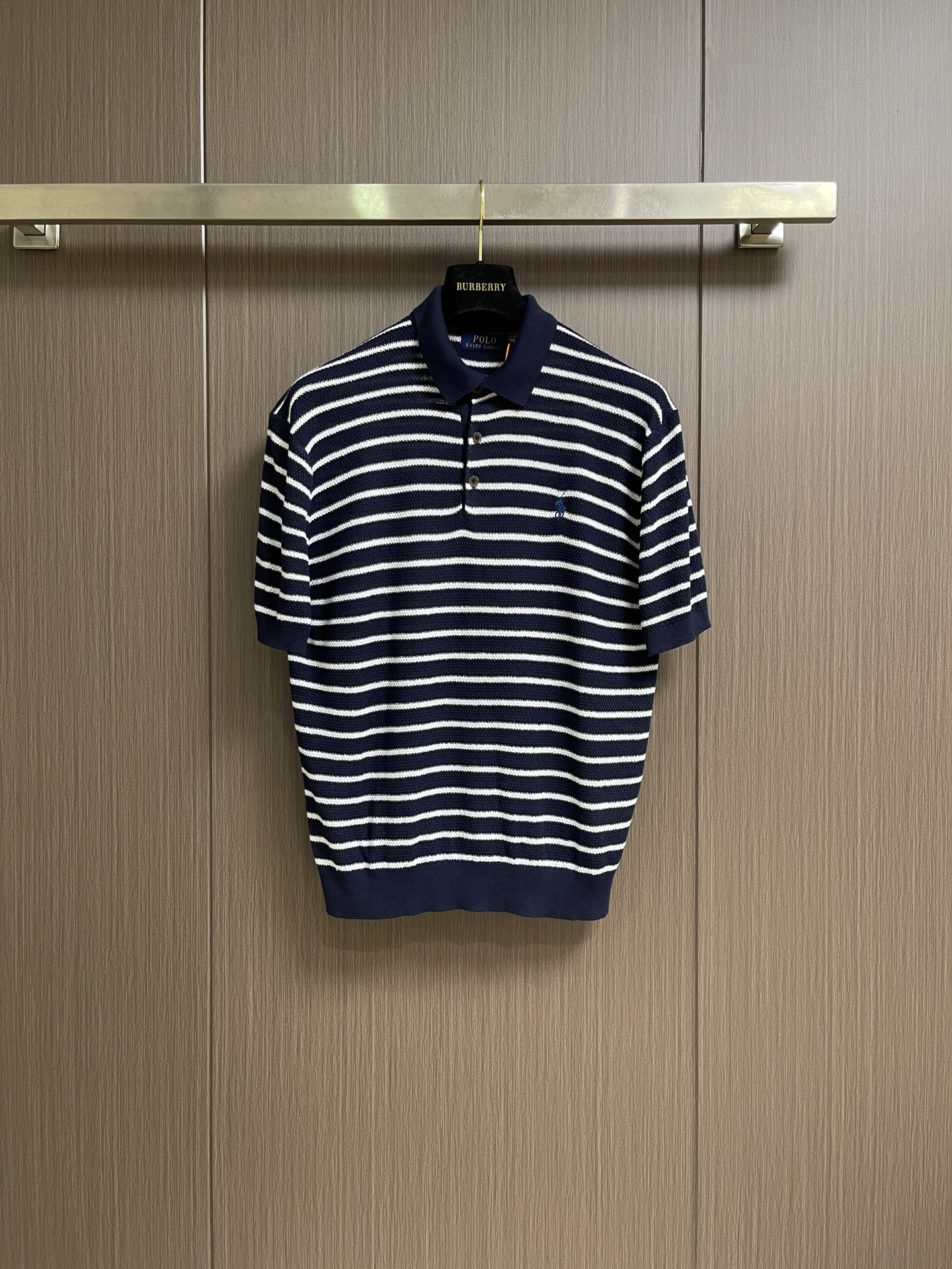 NO:856392,RALPH LAUREN RL  Ralph Lauren embroidered striped Polo collar short-sleeved sweater, custom-woven with luxurious tough and soft cotton yarn, with matte navy as the base, intertwined with moonlight white stripes, a retro classic style, and the elegance and relaxation accumulated by the years. The pony logo on the chest is engraved with a century-old American luxury charm.  , the stitching is delicate and elegant, and the square inches show the heritage of the family, and reveal the retro elegance silently. It adopts imported machine embroidery technology, uses advanced computer control system and precise mechanical components to realize the iconic pony embroidery operation. Size S-XL  S size bust 100 shoulder width 42 length 61 M size bust 104 shoulder width 43 length 63 L size bust 108 shoulder width 44 length 65 XL size bust 112 shoulder width 45 length 77,,loro piana,T-shirt,19860909RALPH LAUREN RL 拉夫劳伦刺绣条纹Polo领短袖针织衫,定织奢韧柔棉毛纱,以沉雾藏青为底,交织月光白条纹,复古经典格调,晕染岁月沉淀的优雅松弛.胸口小马徽标暗镌百年美式奢韵,针脚细腻考究,方寸尽显世家底蕴,于无声处流露复古贵气.采用进口机刺绣工艺,使用先进的计算机控制系统和精密的机械部件,实现标志性小马刺绣作业.尺码S-XL S码 胸围100 肩宽42衣长61 M码 胸围104 肩宽43衣长63 L码 胸围108 肩宽44衣长65 XL码胸围112肩宽45衣长77,,loro piana,T-shirt,,Men's clothing