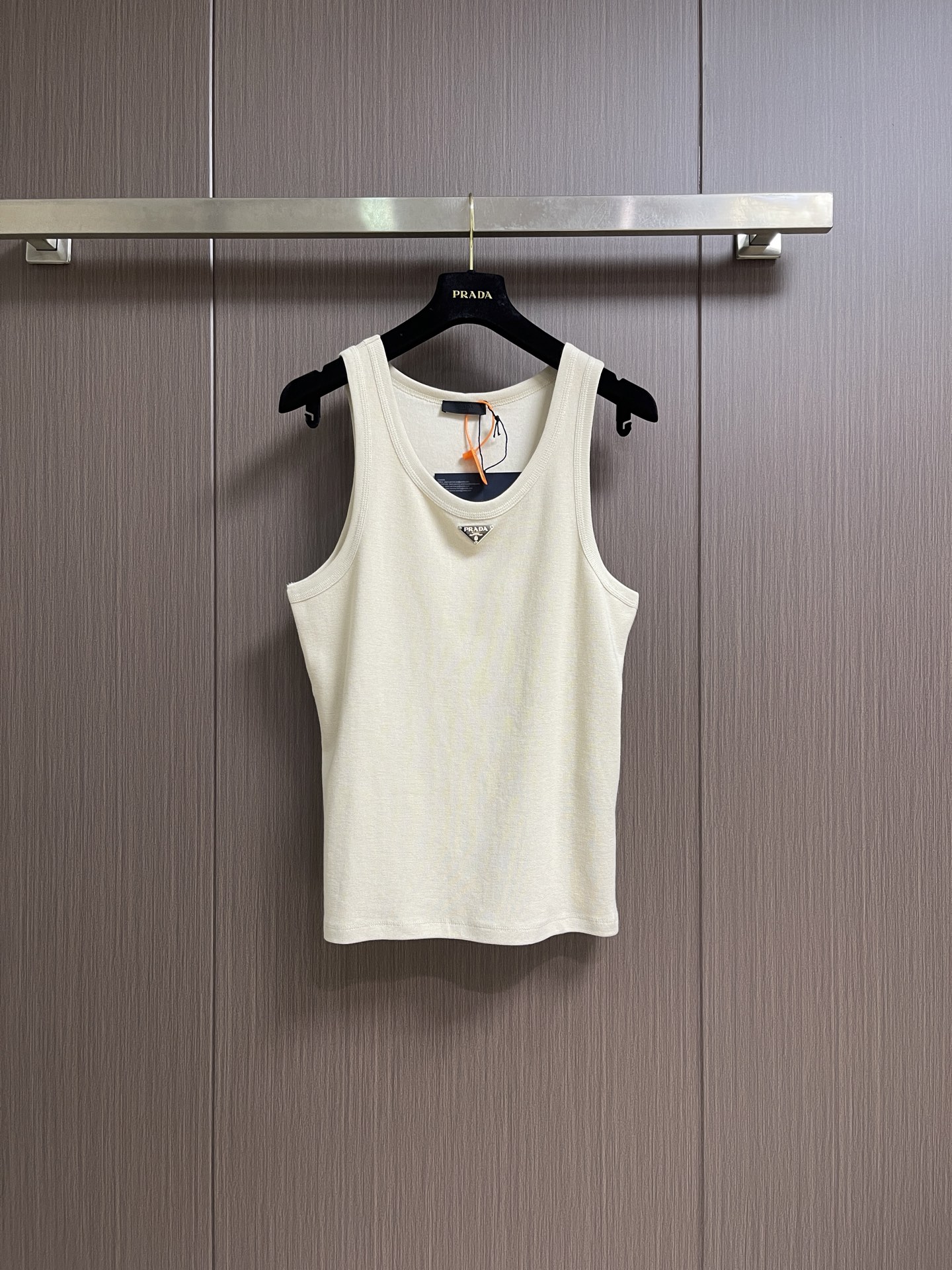 NO:856402,Prada chest triangle logo vest sleeveless T-shirt, customized high-elastic jersey material, delicate and soft, comfortable and close to the skin, the iconic Prada triangle logo embellishes the front, highlighting the brand charm, classic fashion and generous temperament, showing the elegant style at a glance, giving infinite possibilities. The imported special machine is used to locate the 'Prada triangle logo' with infrared rays. The position is more precise, firm and strong, and the fabrics have been washed, with better hand feel and texture. It is not easy to deform, not easy to shrink, not easy to fade.  Maintain long-term beauty. The overall wiring is straight and delicate, the fabric is comfortable and soft, and the color is consistent without color difference. It can be matched with the same style to create a fashionable look and control various occasions. Customized accessories, complete with three standards, same style for men and women!  Size S-XL S size Bust 90 shoulder width 31 length 63 Medium Bust 94 shoulder width 32 length 65 L size Bust 98 shoulder width 33 length 67 XL size bust 102 shoulder width 34 length 69, prada, tees, t-shirt,19860909Prada 胸前三角标背心无袖T恤,定制高弹平纹针织料 细腻柔软 舒适贴肤 标志性Prada三角标点缀正面 彰显品牌魅力 经典时尚 大方气质 把优雅风展露的一览无余 赋予无限可能.采用进口专机红外线定位“Prada三角标” 位置更为精准 牢固结实,面料都经过浇洗 手感质感更佳 不易变形 不易缩水 不易褪色 保持长久的美观.整体走线平直细腻,面料舒适柔软,颜色一致无色差 能与同款搭配营造时尚造型,驾驭各种场合,定制辅料,三标齐全,男女同款！尺码S-XL S码 胸围90肩宽31衣长63 M码 胸围94肩宽32衣长65 L码 胸围98肩宽33衣长67 XL码胸围102 肩宽34衣长69,,prada,tees，t-shirt,,Men's clothing