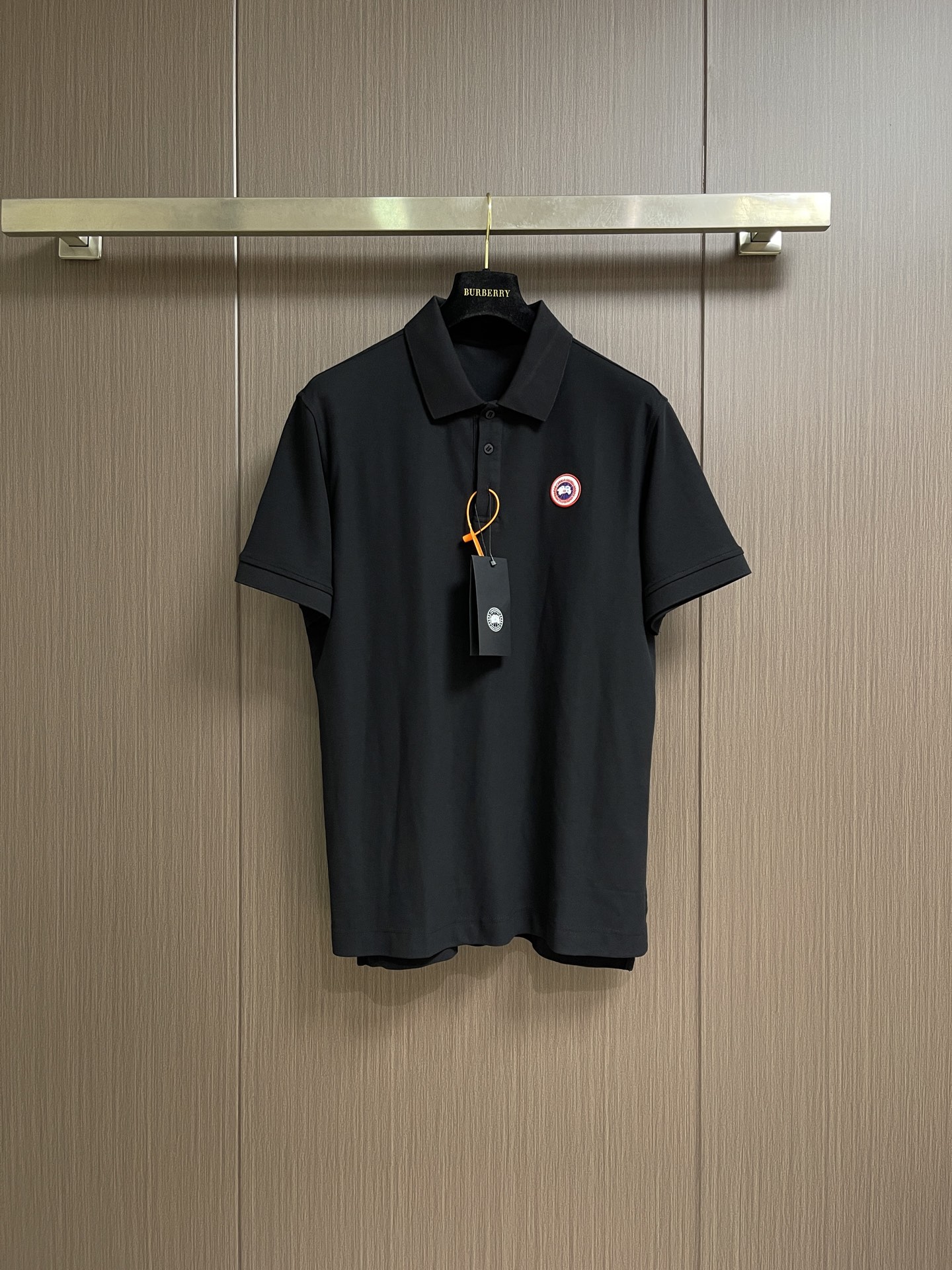 NO:856367,Canada Goose logo short-sleeved Polo shirt. Custom-made Wuyu luxury and tough double-pearl. It is soft and crisp, comfortable and breathable. It is made of cloud white as the base, which is like the morning mist blooming on the texture. It shows a pure and powerful minimalist aesthetic. The polar badge on the chest is the expedition medal engraved on the clothes. The rhombus patch on the back is the tough shield in the polar wind and snow. The most restrained brushstrokes combine the coldness of the North and the eternity of light luxury.  Condensed into a wearable legend, it adopts imported machine embroidery technology and uses advanced computer control systems and precision mechanical components to realize Canada Goose logo work. High precision. The lines are smooth and delicate. The fabrics have been fermented and washed. They have a better hand texture and are not easy to deform. Not easy to shrink. Not easy to fade. Maintain long-term beauty. Sizes S-XL  L size, bust 116, shoulder width 53, length 75.5, XL size bust 120, shoulder width 57, length 76.5,, T-shirt,19860909Canada Goose 徽标短袖Polo衫.定制雾屿奢韧双珠地 柔糯挺括 舒适透气 以云絮本白为底 如晨雾初绽于肌理 尽显纯粹而有力量的极简美学 胸前的极地徽章 是刻在衣间的探险勋章 背后的菱形贴布 是极地风雪里坚韧的盾甲 以最克制的笔触 将北境的凛冽与轻奢的隽永 凝为一件可穿的传奇 采用进口机刺绣工艺 使用先进的计算机控制系统和精密的机械部件 实现 Canada Goose 徽标作业 精度高 线条流畅而细腻 面料都经过酵洗 手感质感更佳 不易变形 不易缩水 不易褪色 保持长久的美观.尺码S-XL S码 胸围108 肩宽45衣长73.5 M码 胸围112肩宽49衣长74.5 L码 胸围116肩宽53衣长75.5 XL码胸围120 肩宽57衣长76.5,,T-shirt,,Men's clothing