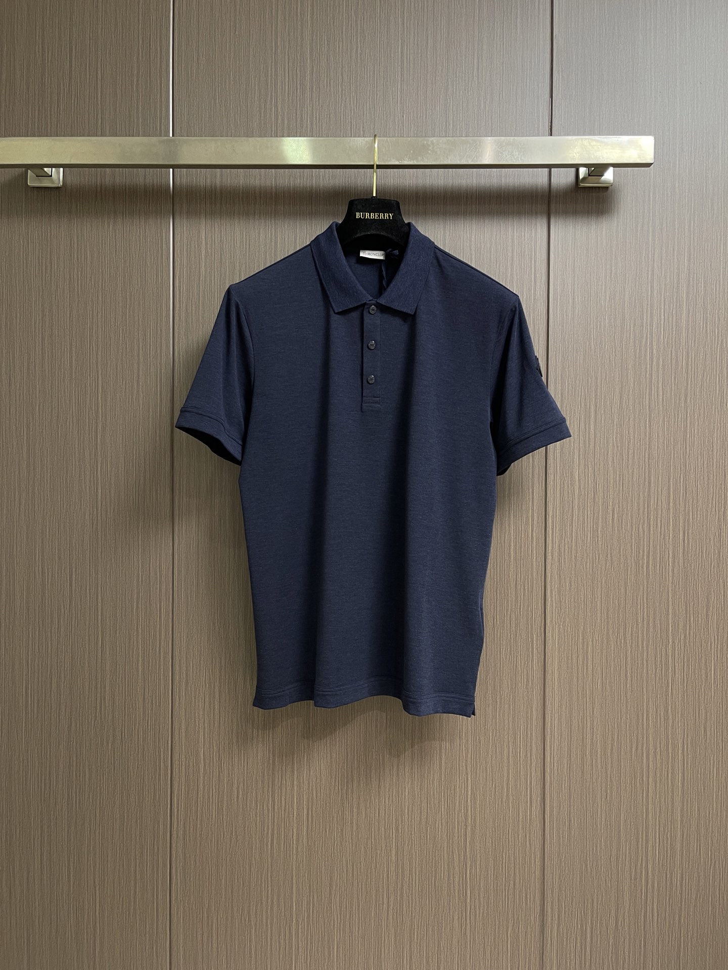 NO:856374,MONCLER  Logo patch cotton short-sleeved Polo, this MONCLER logo patch Polo fabric has a full and breathable texture, feels dry and skin-friendly, and has an anti-wrinkle and crisp texture. It is equipped with reinforced rib lapels, which will not be easily deformed after long-term wear; the cuffs and hem are made of double-line hemming technology, which is smooth and firm, and the details are fully displayed.  Quality. The left arm is embellished with a brand logo patch, low-key highlighting the brand style. The fit is neat and slightly loose, suitable for a variety of body shapes, suitable for business commuting and daily leisure. It is a versatile item that combines comfort and luxury in the summer wardrobe. The overall routing is straight and delicate, the fabric is comfortable and soft, and the color is consistent without color difference.  It can be matched with the same style to create a fashionable look, and can be used in various occasions. Customized accessories, complete with three standards, same style for men and women!  Size 48-56 Size 48 bust 96 shoulder width 42.8 center back length 67 size 50 bust 100 shoulder width 44 center back length 69 size 52 chest 104 shoulder width 45.2 center back length 71 size 54 chest 108 shoulder width 46.4 center back length 73 size 56 chest 112 shoulder width 47.6  Back center length 75,,T-shirt,19860909MONCLER 标识贴片棉质短袖Polo,这款MONCLER标识贴片POLO面料肌理饱满透气,触感干爽亲肤,自带抗皱挺括质感.搭配加固罗纹翻领,久穿不易变形；袖口与下摆采用双线包边工艺,平整牢固,细节尽显品质.左臂点缀品牌标识贴片,低调彰显品牌格调.版型利落微宽松,适配多种身形,兼具商务通勤与日常休闲属性,是夏季衣橱兼顾舒适与高级感的百搭单品.整体走线平直细腻,面料舒适柔软,颜色一致无色差 能与同款搭配营造时尚造型,驾驭各种场合,定制辅料,三标齐全,男女同款！尺码48-56 48码胸围96 肩宽42.8 后中长67 50码胸围100 肩宽44 后中长69 52码胸围104 肩宽45.2 后中长71 54码胸围108 肩宽46.4 后中长73 56码胸围112 肩宽47.6 后中长75,,T-shirt,,Men's clothing