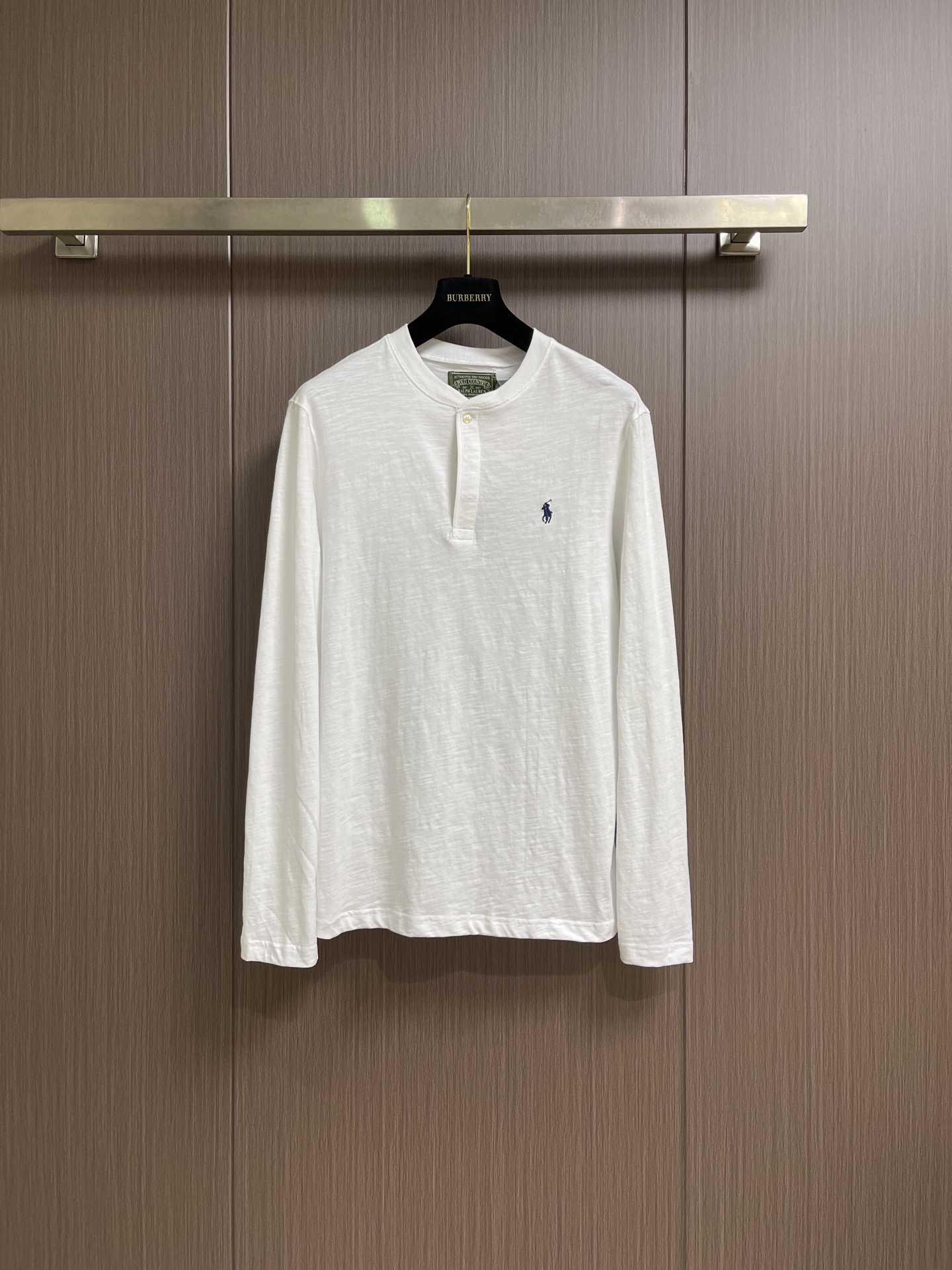 NO:856412,Ralph Lauren RL Ralph Lauren embroidered Henley collar long-sleeved T-shirt. Customized luxurious tough slub gauze fabric. Soft and crisp, comfortable and breathable. Obsidian black bottom. Like late night ink condensed on the texture, smearing out the deep luxury of urban minimalism. The red horse embroidery on the chest is a hot secret hidden in the wardrobe. The Henley collar long-sleeved version uses a minimalist silhouette to carry the texture. Silently, it creates a legendary wardrobe style.  Adopting imported machine embroidery technology and using advanced computer control systems and precision mechanical components to achieve the iconic pony embroidery operation with high precision and smooth and delicate lines. The fabrics have been fermented and washed for a better hand feel. Not easy to deform, not easy to shrink, not easy to fade, and maintain long-term beauty. Sizes S-XL  Bust 110, shoulder width 45, length 7419860909Ralph Lauren RL 拉夫劳伦刺绣亨利领长袖T恤 定制奢韧竹节纱点布 柔糯挺括 舒适透气 暗夜曜石黑铺底 如深夜墨色凝于肌理 晕染出都市极简的深邃奢意 胸前红马刺绣 是藏于衣间的炽热密语 亨利领长袖版型 以极简廓形承载质感 于无声处 铸就传世衣间格调 采用进口机刺绣工艺 使用先进的计算机控制系统和精密的机械部件 实现标志性小马刺绣作业 精度高 线条流畅而细腻 面料都经过酵洗 手感质感更佳 不易变形 不易缩水 不易褪色 保持长久的美观.尺码S-XL S码 胸围102肩宽42 衣长70 M码 胸围106肩宽43.5 衣长72 L码 胸围110肩宽45 衣长74 XL码胸围114肩宽46.5 衣长76,,loro piana,tees，t-shirt,,Men's clothing