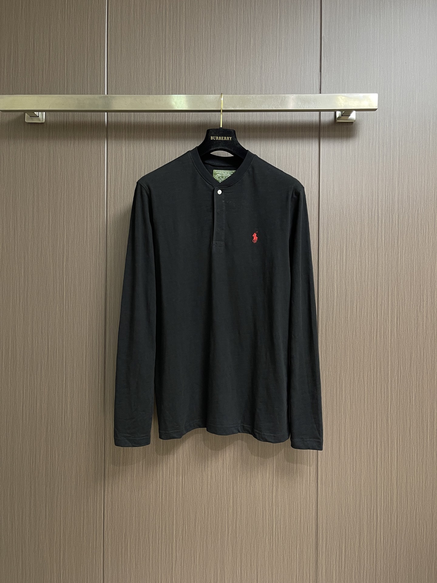 NO:856419,Ralph Lauren RL Ralph Lauren embroidered Henley collar long-sleeved T-shirt. Customized luxurious tough slub gauze fabric. Soft and crisp, comfortable and breathable. Obsidian black bottom. Like late night ink condensed on the texture, smearing out the deep luxury of urban minimalism. The red horse embroidery on the chest is a hot secret hidden in the wardrobe. The Henley collar long-sleeved version uses a minimalist silhouette to carry the texture. Silently, it creates a legendary wardrobe style.  Adopting imported machine embroidery technology and using advanced computer control systems and precision mechanical components to achieve the iconic pony embroidery operation with high precision and smooth and delicate lines. The fabrics have been fermented and washed for a better hand feel. Not easy to deform, not easy to shrink, not easy to fade, and maintain long-term beauty. Sizes S-XL  Bust 110, shoulder width 45, length 7419860909Ralph Lauren RL 拉夫劳伦刺绣亨利领长袖T恤 定制奢韧竹节纱点布 柔糯挺括 舒适透气 暗夜曜石黑铺底 如深夜墨色凝于肌理 晕染出都市极简的深邃奢意 胸前红马刺绣 是藏于衣间的炽热密语 亨利领长袖版型 以极简廓形承载质感 于无声处 铸就传世衣间格调 采用进口机刺绣工艺 使用先进的计算机控制系统和精密的机械部件 实现标志性小马刺绣作业 精度高 线条流畅而细腻 面料都经过酵洗 手感质感更佳 不易变形 不易缩水 不易褪色 保持长久的美观.尺码S-XL S码 胸围102肩宽42 衣长70 M码 胸围106肩宽43.5 衣长72 L码 胸围110肩宽45 衣长74 XL码胸围114肩宽46.5 衣长76,,loro piana,tees，t-shirt,,Men's clothing
