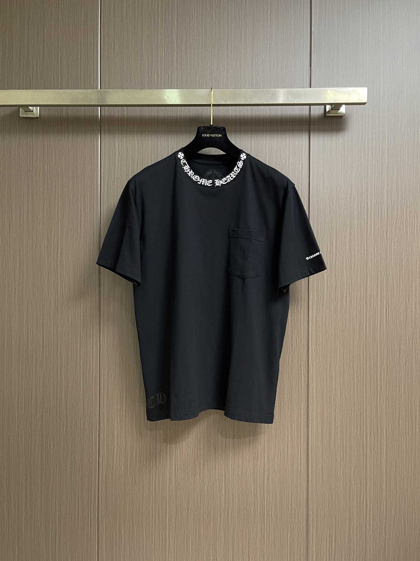 NO:856383,Chrome Hearts Ch  Crow heart pattern printed round neck short-sleeved T-shirt, this product is made of heavy combed cotton fabric, pre-shrunk, soft to the skin and not easy to deform. The classic round neck version is equipped with precision double-needle hemming technology, the neckline will not become loose easily after long-term wear; the body is stitched with flat car stitching, the stitching is even and fine, taking into account the stiffness and wearing comfort. The details show the ingenuity, and the back collar and cuffs are decorated with the brand logo.  The embroidery printing in a neutral fluorescent color, the stitching is exquisite and three-dimensional, and the dark pattern printing on the pockets and hem is presented through an environmentally friendly offset printing process, and the color is firm and does not fall off. The whole garment follows strict garment washing standards, which effectively reduces shrinkage, while retaining the natural breathable properties of cotton, suitable for daily wear in multiple scenes, with both durability and texture. The overall wiring is straight and delicate, the fabric is comfortable and soft, and the color is consistent without color difference.  It can be matched with the same style to create a fashionable look, and can be used in various occasions. Customized accessories, complete with three standards, same style for men and women!  Size S-XL,,chrome hearts,chrome hearts,T-shirt,tees,t-shirt,19860909Chrome Hearts Ch 克罗心图案印花圆领短袖T恤,本品采用重磅精梳纯棉面料织造,经预缩水处理,触感柔软亲肤且不易变形.经典圆领版型搭配精密双针包边工艺,领口久穿不易松垮；衣身采用平车锁边缝合,走线均匀细密,兼顾挺括感与穿着舒适度.细节处彰显匠心,后领与袖口饰有品牌标志性荧光色刺绣印花,针脚细腻立体,口袋与下摆处的暗纹印花则通过环保胶印工艺呈现,色彩牢固不脱落.全衣遵循严格的成衣水洗标准,有效减少缩水率,同时保留棉质天然透气属性,适配日常多场景穿搭,耐用性与质感兼具.整体走线平直细腻,面料舒适柔软,颜色一致无色差 能与同款搭配营造时尚造型,驾驭各种场合,定制辅料,三标齐全,男女同款！尺码S-XL,,chrome hearts,chrome hearts,T-shirt,tees，t-shirt,,Men's clothing