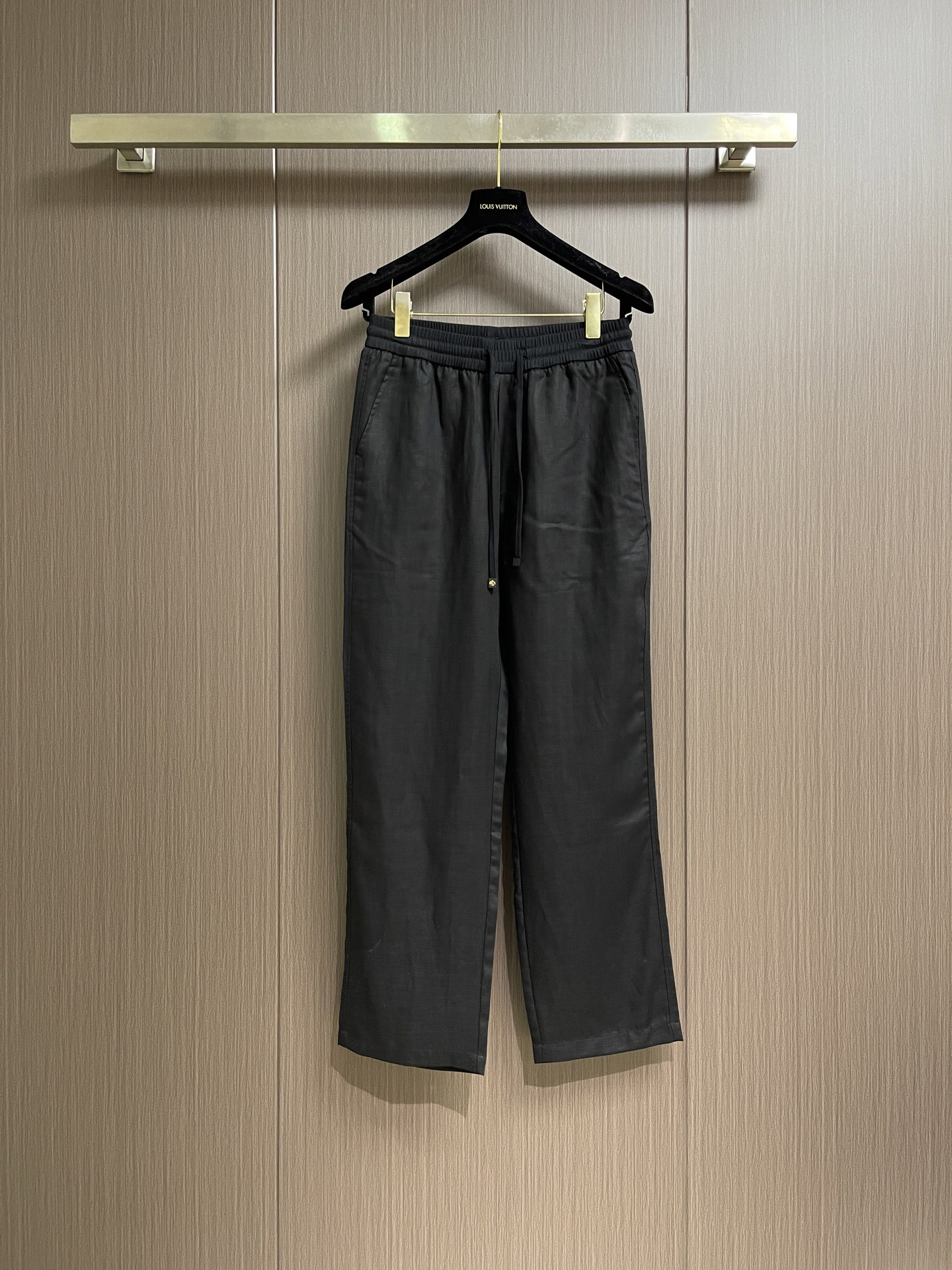 NO:856335,LP Loropiana 2026SS new summer casual trousers, classic cotton and linen summer trousers, with modern and fashionable colors, the fabric feels light and breathable, and is cool and not greasy when worn close to the body, bringing you the ultimate comfortable wearing experience in the hot summer. The upper body is more casual and versatile and looks younger. Sizes M-4XL  XL, waist 80, hips 112, trouser length 105, 2XL, waist 83, hips 116, trouser length 106.5, 3XL, waist 86, hips 120, trouser length 108, 4XL, waist 89, hips 124, trouser length 109.5,,loro piana,loro piana,19860909LP Loropiana 2026SS夏季新款休闲长裤,经典棉质亚麻夏季长裤,配色现代时尚,面料触感轻薄透气,贴身穿着凉爽不腻身,在炎热的夏天给你带来极致舒适的穿着体验.上身更加休闲百搭显年轻.尺码M-4XL  M码 腰围74 臀围104 裤长102 L码 腰围77 臀围108 裤长103.5  XL码 腰围80 臀围112 裤长105 2XL码 腰围83 臀围116 裤长106.5 3XL码 腰围86 臀围120 裤长108 4XL码 腰围89 臀围124 裤长109.5,,loro piana,loro piana,,Men's clothing