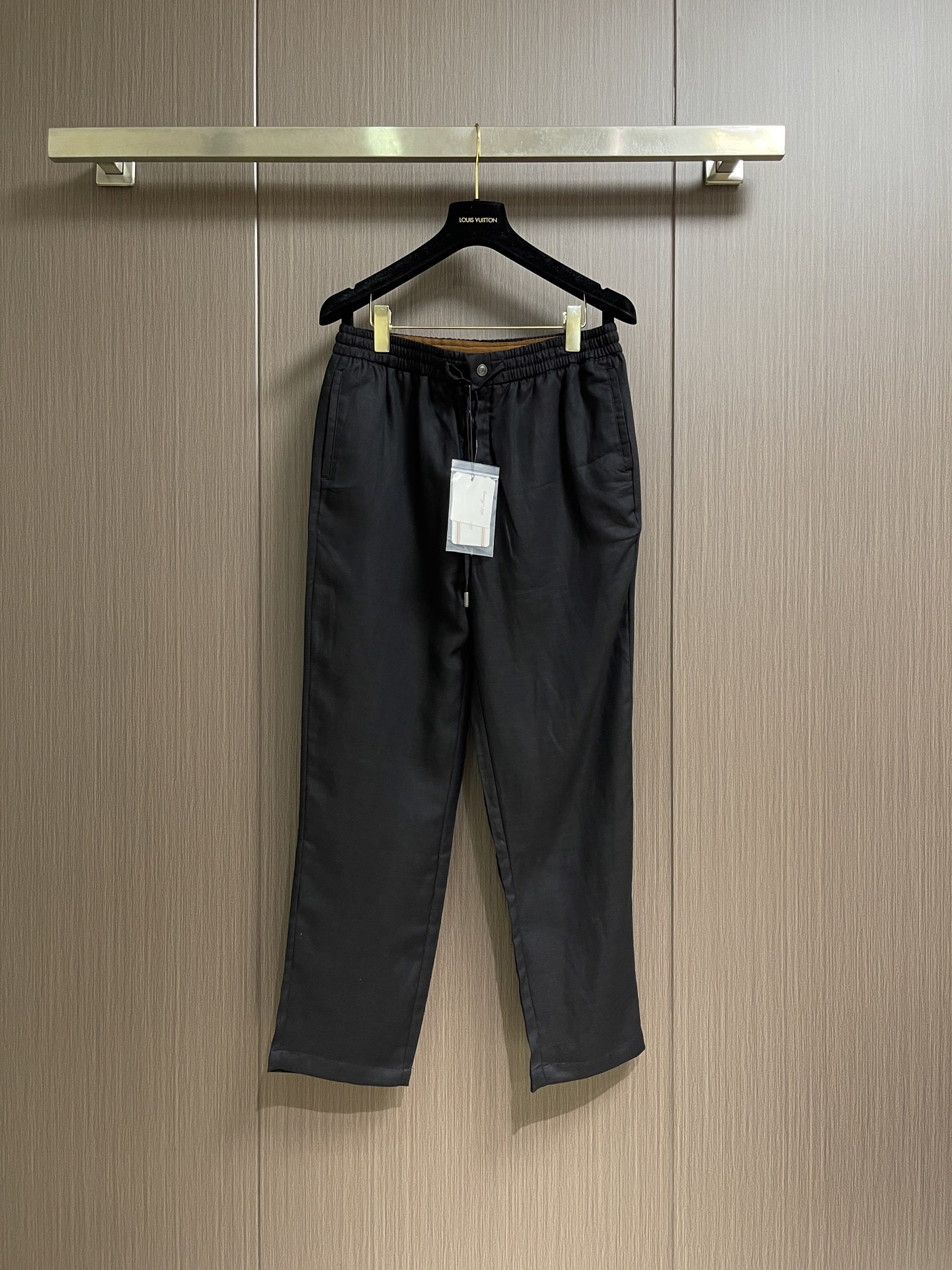 NO:856385,Zegna 2026SS summer new solid color drawstring mid-calf casual business trousers, classic cotton linen summer twill shorts, modern and fashionable colors, the fabric feels light and breathable, cool and not greasy when worn close to the body, bringing you the ultimate comfortable wearing experience in the hot summer. Size S-XXXL S code waist 70 hip 102 trouser length 101.5 M code waist 73 hip 106 trouser length 103 L  Waist 76 Hips 110 Pants length 104.519860909Zegna 2026SS夏季新款纯色抽绳中筒休闲商务长裤,经典棉质亚麻夏季斜纹短裤,配色现代时尚,面料触感轻薄透气,贴身穿着凉爽不腻身,在炎热的夏天给你带来极致舒适的穿着体验.尺码S-XXXL S码 腰围70 臀围102 裤长101.5  M码 腰围73 臀围106 裤长103 L码 腰围76 臀围110 裤长104.5  XL码 腰围79 臀围114 裤长106 2XL码 腰围82 臀围118 裤长107.5 3XL码 腰围85 臀围122 裤长109,,shorts,,Men's clothing