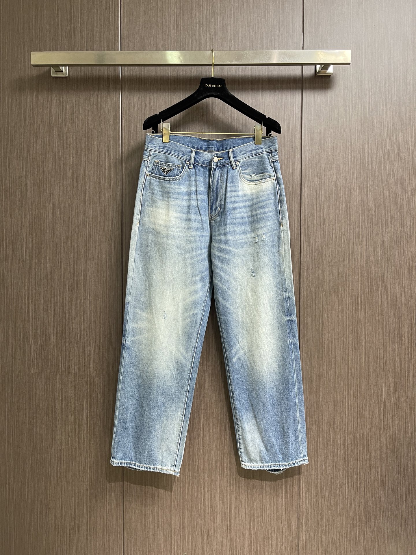 NO:856424,Prada 2026ss triangle logo jeans, original customized reproduction, customer-supplied hardware accessories, original quality imported denim fabric, heavy washing, fine workmanship, excellent upper body, preferred item. Sizes 30-38, yes 35, no 37,, prada,jeans,19860909Prada 2026ss三角标识牛仔裤 原版定制复刻 客供五金辅料 原单品质进口牛仔面料重工洗水 做工走线精细上身绝佳,优选单品.尺码30-38 有35 无37,,prada,jeans,,Men's clothing