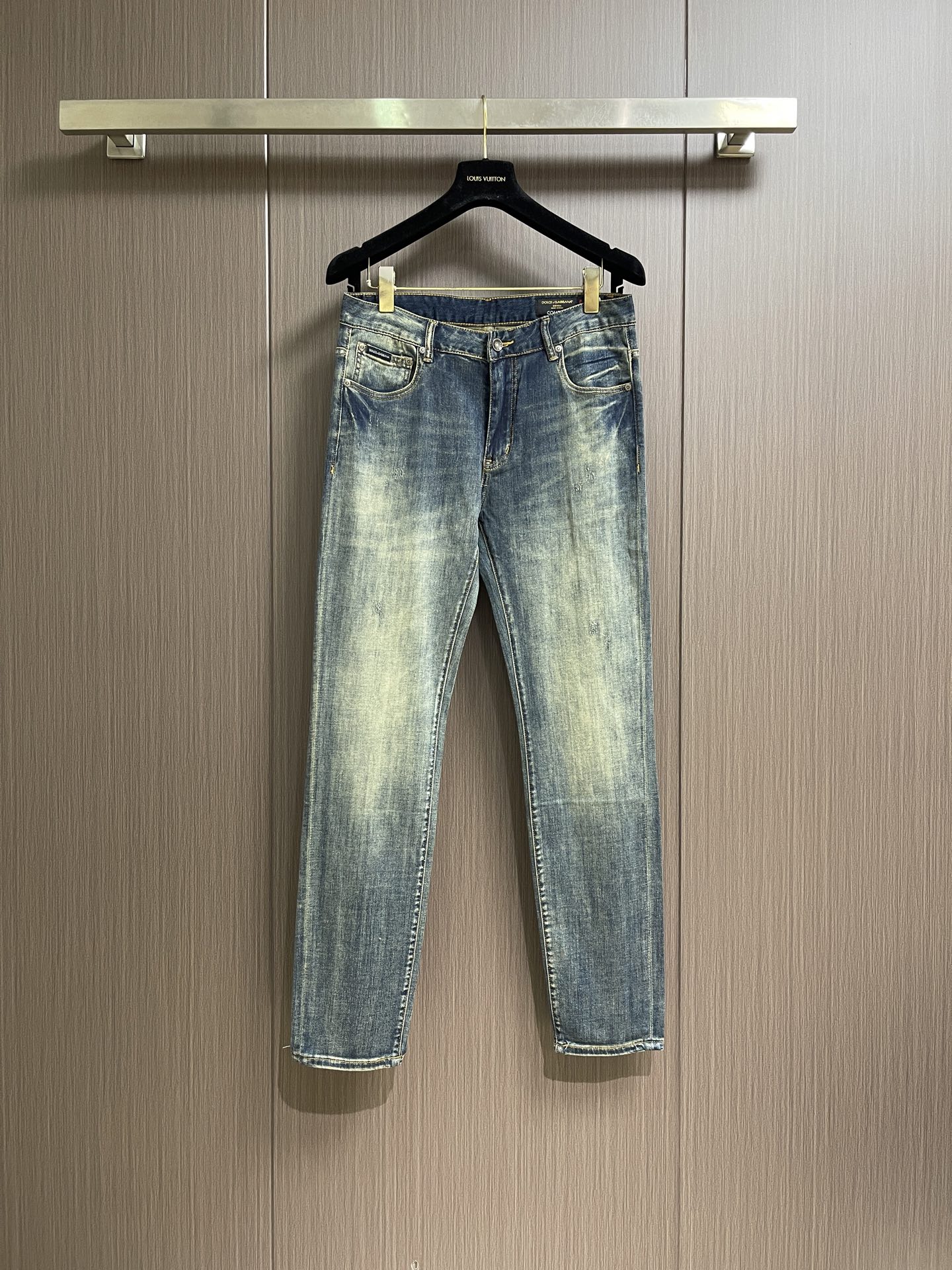 NO:856338,DG 2026SS new denim trousers with logo logo, suitable for daily life and leisure. The denim fabrics selected have all been washed, polished and distressed through multiple processes. The excellent fit makes the trousers have good upper body comfort, which is very important for jeans. The original hardware and accessories are provided by customers, with great sense of design, full details and workmanship. Sizes 29-38, 35, no 37,,jeans,19860909DG 2026SS新款仔章标识牛仔长裤,生活休闲日常皆宜.选用的牛仔布料全部经过多道工序洗水、打磨、做旧处理 极好的版型使的裤装有很好的上身舒适度,牛仔裤这点非常非常重要.客供原版五金辅料,极具设计感, 十足的细节、做工之处处到位.尺码29-38 有35 无37,,jeans,,Men's clothing