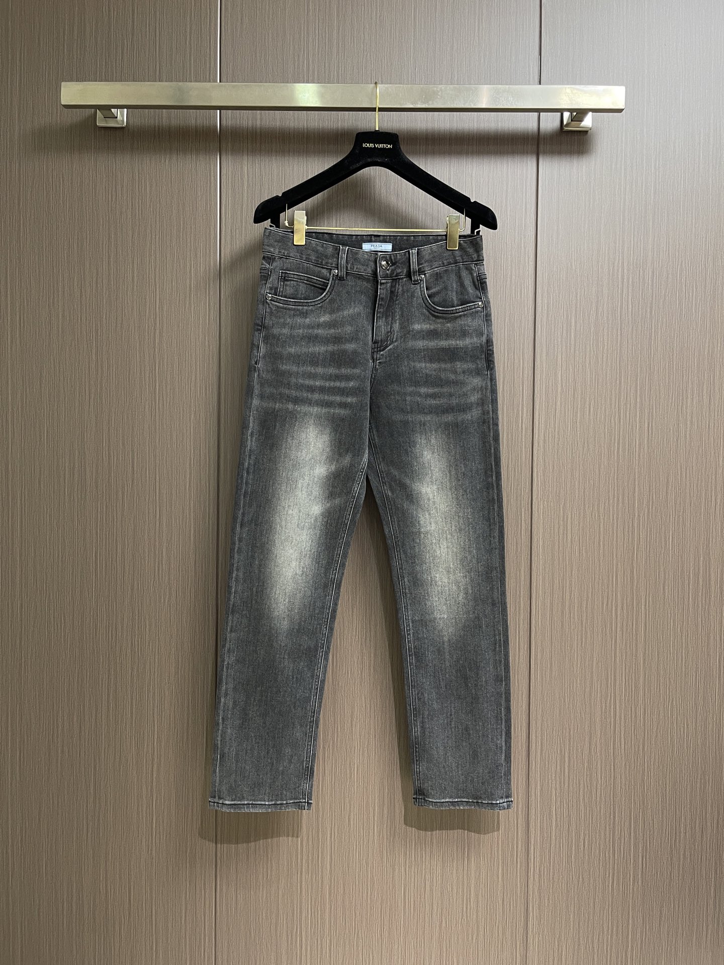 NO:856348,Prada 2026ss triangle logo jeans, original custom-made replica, customer-supplied hardware accessories, original quality imported denim fabric, heavy washing, fine workmanship, excellent upper body, preferred item. Sizes 29-36, no 35,, prada, jeans,19860909Prada 2026ss三角标识牛仔裤 原版定制复刻 客供五金辅料 原单品质进口牛仔面料重工洗水 做工走线精细上身绝佳,优选单品.尺码29-36 无35,,prada,jeans,,Men's clothing