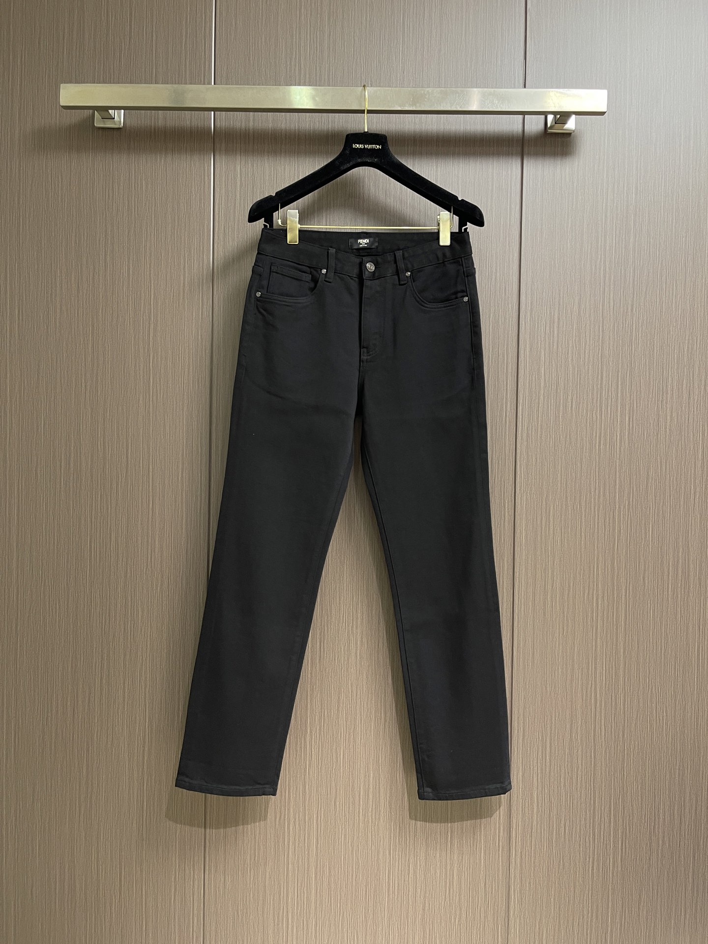NO:856357,Fendi's new jeans, custom-made imported denim fabric, with outstanding texture. Classic five-pocket design, hardware logo design, original hardware accessories, meticulous attention to detail, and perfect production. Sizes 29-36, no 35,,fendi,jeans,19860909Fendi 新款牛仔裤,订制进口丹宁布料,质感卓然.经典五袋设计,五金logo标识设计,原厂一致五金辅料,细节做到极致,出品堪称完美.尺码29-36 无35,,fendi,jeans,,Men's clothing