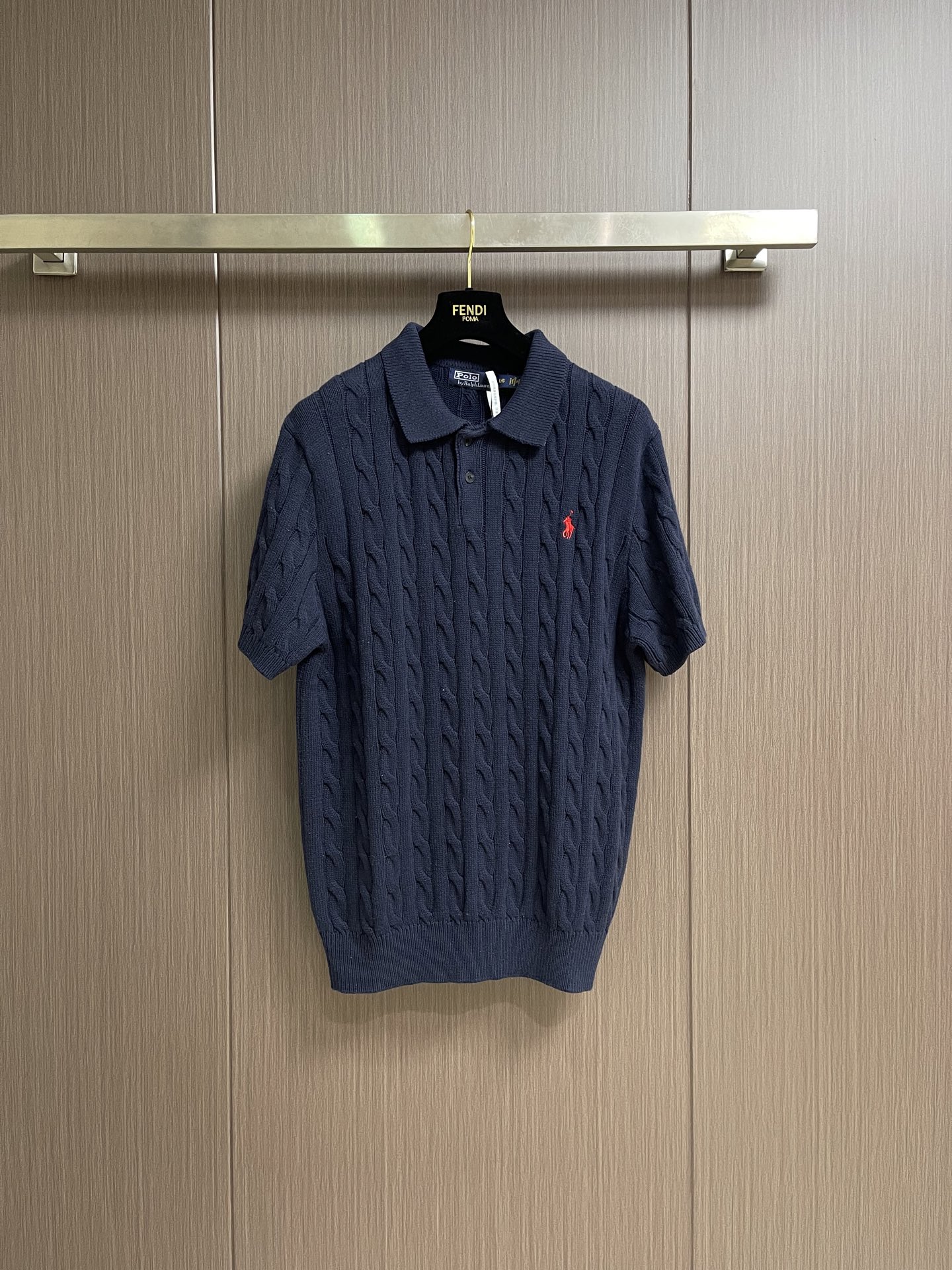 NO:875337,Ralph Lauren RL 2026SS cotton cable knitted collar knitted polo shirt, double-ply ten-count high-precision 100-count cotton yarn, imported embroidery, wool enzyme washing, customized 11 buttons, customized 11 trademarks, fitted version Sizes S-XL  Length 70 XL, bust 118, shoulder width 45, length 72, loro piana,19860909Ralph Lauren RL 拉夫劳伦2026SS棉质绞花编结领针织Polo衫,双股十支高精百支棉纱,进口刺绣,毛料酵洗,定制11纽扣,定制11商标,合身版型 尺码S-XL S码 胸围100 肩宽42 衣长66 M码胸围106 肩宽43 衣长68 L码 胸围112肩宽44 衣长70 XL码 胸围118肩宽45 衣长72,,loro piana,,Men's clothing