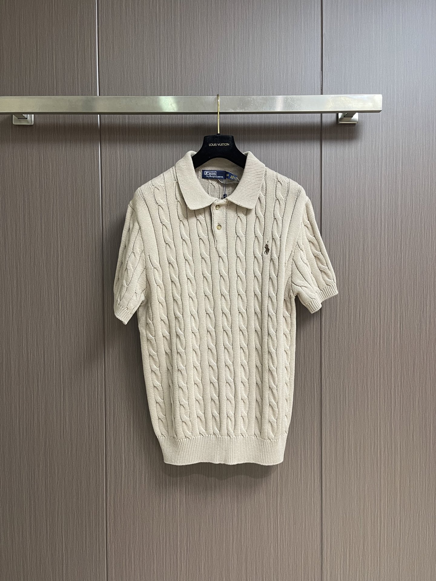 NO:875342,Ralph Lauren RL 2026SS cotton cable knitted collar knitted polo shirt, double-ply ten-count high-precision 100-count cotton yarn, imported embroidery, wool enzyme washing, customized 11 buttons, customized 11 trademarks, fitted version. Sizes S-XL S size Bust 100 Shoulder width 42 Length 66 M size Bust 106 Shoulder width 43 Length 68 L size Bust 112 Shoulder width 44  Length 70 XL, bust 118, shoulder width 45, length 72, loro piana,19860909Ralph Lauren RL 拉夫劳伦2026SS棉质绞花编结领针织Polo衫,双股十支高精百支棉纱,进口刺绣,毛料酵洗,定制11纽扣,定制11商标,合身版型.尺码S-XL S码 胸围100 肩宽42 衣长66 M码胸围106 肩宽43 衣长68 L码 胸围112肩宽44 衣长70 XL码 胸围118肩宽45 衣长72,,loro piana,,Men's clothing