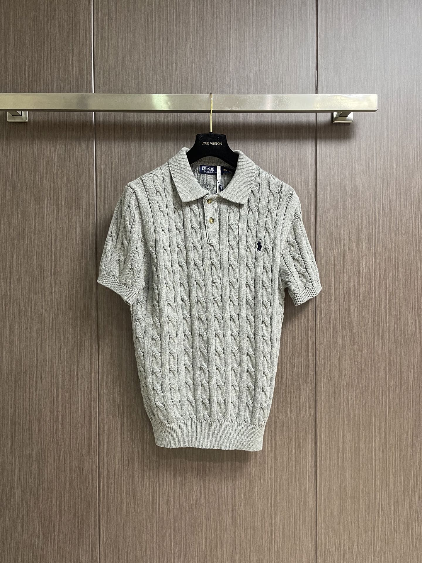 NO:875353,Ralph Lauren RL 2026SS cotton cable knitted collar knitted polo shirt, double-ply ten-count high-precision 100-count cotton yarn, imported embroidery, wool enzyme washing, customized 11 buttons, customized 11 trademarks, fitted version Sizes S-XL  Length 70 XL, bust 118, shoulder width 45, length 72, loro piana,19860909Ralph Lauren RL 拉夫劳伦2026SS棉质绞花编结领针织Polo衫,双股十支高精百支棉纱,进口刺绣,毛料酵洗,定制11纽扣,定制11商标,合身版型 尺码S-XL S码 胸围100 肩宽42 衣长66 M码胸围106 肩宽43 衣长68 L码 胸围112肩宽44 衣长70 XL码 胸围118肩宽45 衣长72,,loro piana,,Men's clothing