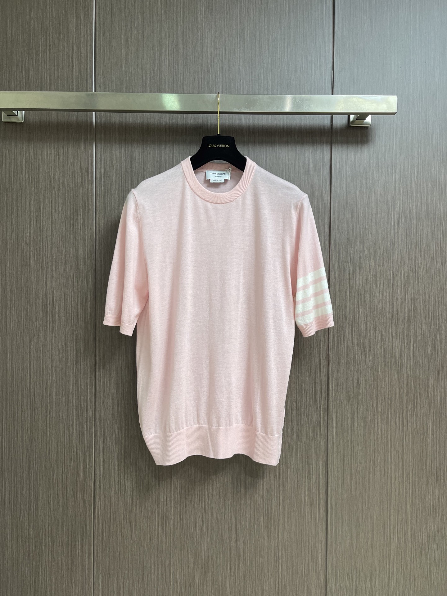 NO:875357,THOM BROWNE TB classic knitted fine wool short-sleeved T-shirt, this Thom  Browne's classic four-bar short-sleeved sweater is made from high-count fine wool blended fabrics that are soft and skin-friendly, with excellent drape and breathability. The upper body is comfortable and sweat-free. It adopts precision flat-knit knitting technology to make the body texture even and tight, not prone to deformation and pilling, and is durable. The classic round neck design, reinforced with ribbing at the collar, fits the neck and is not easy to loosen; the iconic four white bars on the left sleeve are presented in jacquard technology, with clear and sharp lines.  It is full of recognition. The symmetrical metal snap buttons on both sides of the hem are decorated with exquisite details, which are both decorative and practical. The shape can be adjusted freely. The ribbed edges of the short sleeves fit the arm lines and are neat and stylish. The overall wiring is neat and tight, and every detail shows the high-end craftsmanship. The simple design is suitable for wearing in many scenes, and it is easy to create a high-end look. The overall wiring is straight and delicate, the fabric is comfortable and soft, and the colors are consistent and without color difference.  It can be matched with the same style to create a fashionable look, and can be used in various occasions. Customized accessories, complete with three standards, same style for men and women!  Size 1-2-3-4 1 size bust 100 shoulder width 42 length 68 size 2 bust 106 shoulder width 43 length 70 3 size bust 112 shoulder width 44 length 72 4 size bust 116 shoulder width 45 length 74,, T-shirt, tees, t-shirt,19860909THOM BROWNE TB 经典针织细羊毛短袖T恤,这件Thom Browne经典四道杠短袖针织衫,甄选高支细腻羊毛混纺面料,触感柔软亲肤,兼具优良垂坠感与透气性,上身舒适不闷汗.采用精密平针编织工艺,衣身纹理均匀紧致,不易变形起球,经久耐穿.经典圆领设计,领口罗纹加固,贴合颈部不易松垮；左袖标志性四道白杠以提花工艺呈现,线条清晰利落,辨识度拉满.下摆两侧对称金属按扣装饰,细节精致,兼具装饰性与实用性,可自由调节版型.短袖罗纹收边,贴合手臂线条,利落有型.整体走线工整,锁边严密,每一处细节都彰显高端工艺水准,简约设计适配多场景穿搭,轻松打造高级感造型.整体走线平直细腻,面料舒适柔软,颜色一致无色差 能与同款搭配营造时尚造型,驾驭各种场合,定制辅料,三标齐全,男女同款！尺码1-2-3-4 1码 胸围100肩宽42 衣长68 2码 胸围106肩宽43 衣长70 3码 胸围112 肩宽44 衣长72 4码 胸围116 肩宽45 衣长74,,T-shirt,tees，t-shirt,,Men's clothing