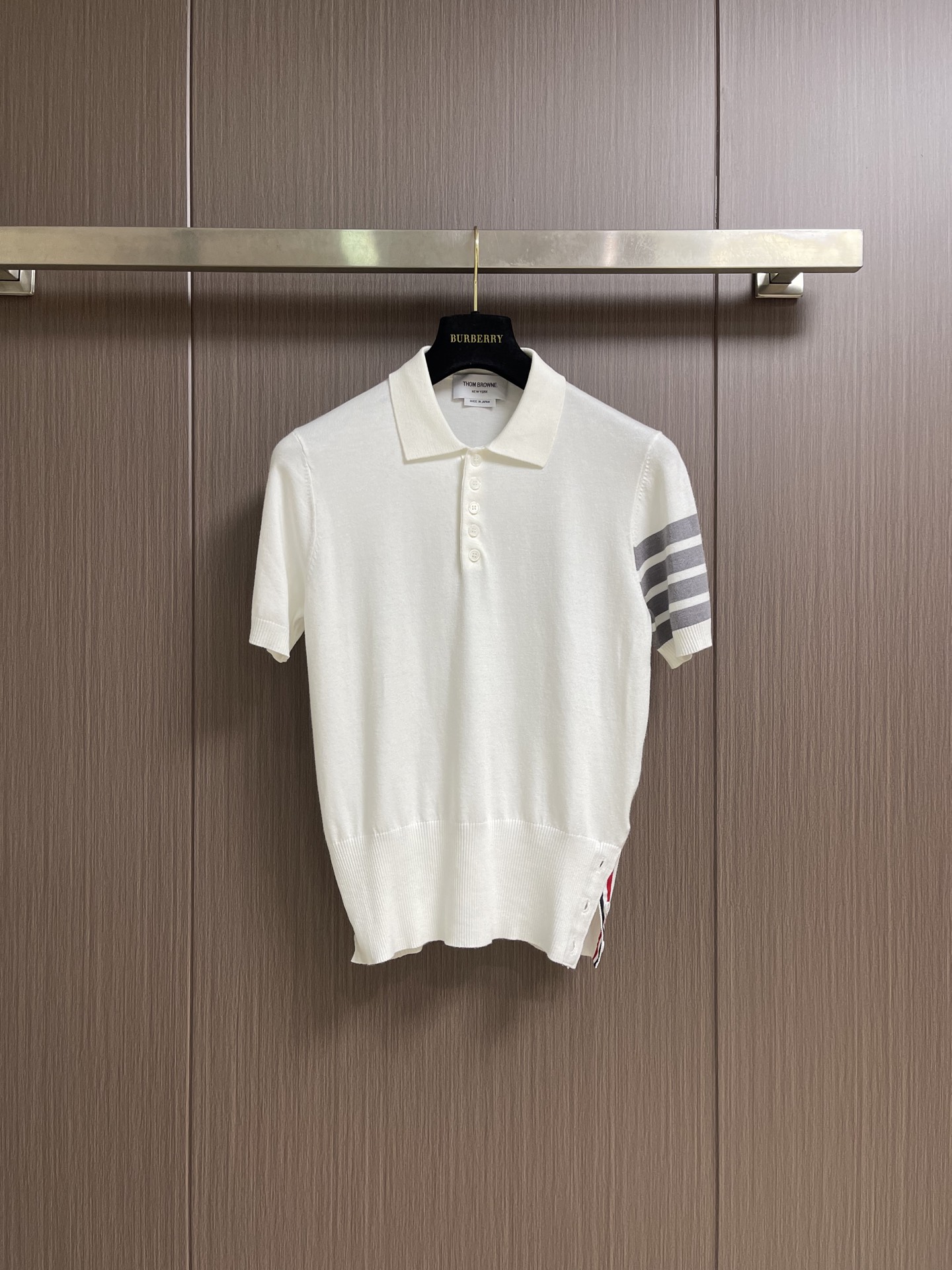 NO:875361,THOM BROWNE TB  The pony jacquard knitted short-sleeved Polo on the back is made of high-count fine wool blend fabric, which is soft and skin-friendly, has excellent drape and breathability, and the upper body is comfortable and not sweaty. It adopts precision flat knitting technology, the body texture is uniform and tight, not easy to deform and pill, and is durable. The classic round neck design, rib reinforcement at the collar, fits the neck and is not easy to loosen; the Year of the Horse cartoon pattern on the back is presented with jacquard technology, with clear and neat lines.  It is highly recognizable. The symmetrical metal snap buttons on both sides of the hem are decorated with exquisite details, both decorative and practical, and the version can be adjusted freely. The ribbed edges of the short sleeves fit the arm lines and are neat and stylish. The overall wiring is neat and tight, and every detail shows the high-end craftsmanship. The simple design is suitable for wearing in many scenes, and it is easy to create a high-end look. The overall wiring is straight and delicate, the fabric is comfortable and soft, and the colors are consistent and without color difference.  It can be matched with the same style to create a fashionable look, and can be used in various occasions. Customized accessories, complete with three standards, same style for men and women!  Size 1-2-3-4 1 size, bust 98, shoulder width 42, length 63, size 2, bust 102, shoulder width 43, length 65, size 3, chest size 104, shoulder width 44, length 67, size 4, bust 110, shoulder width 45, length 69,,T-shirt,19860909THOM BROWNE TB 后背小马提花针织短袖Polo,甄选高支细腻羊毛混纺面料,触感柔软亲肤,兼具优良垂坠感与透气性,上身舒适不闷汗.采用精密平针编织工艺,衣身纹理均匀紧致,不易变形起球,经久耐穿.经典圆领设计,领口罗纹加固,贴合颈部不易松垮；后背马年卡通图案以提花工艺呈现,线条清晰利落,辨识度拉满.下摆两侧对称金属按扣装饰,细节精致,兼具装饰性与实用性,可自由调节版型.短袖罗纹收边,贴合手臂线条,利落有型.整体走线工整,锁边严密,每一处细节都彰显高端工艺水准,简约设计适配多场景穿搭,轻松打造高级感造型.整体走线平直细腻,面料舒适柔软,颜色一致无色差 能与同款搭配营造时尚造型,驾驭各种场合,定制辅料,三标齐全,男女同款！尺码1-2-3-4 1码 胸围98 肩宽42 衣长63 2码 胸围102肩宽43 衣长65 3码 胸围104肩宽44 衣长67 4码 胸围110 肩宽45 衣长69,,T-shirt,,Men's clothing