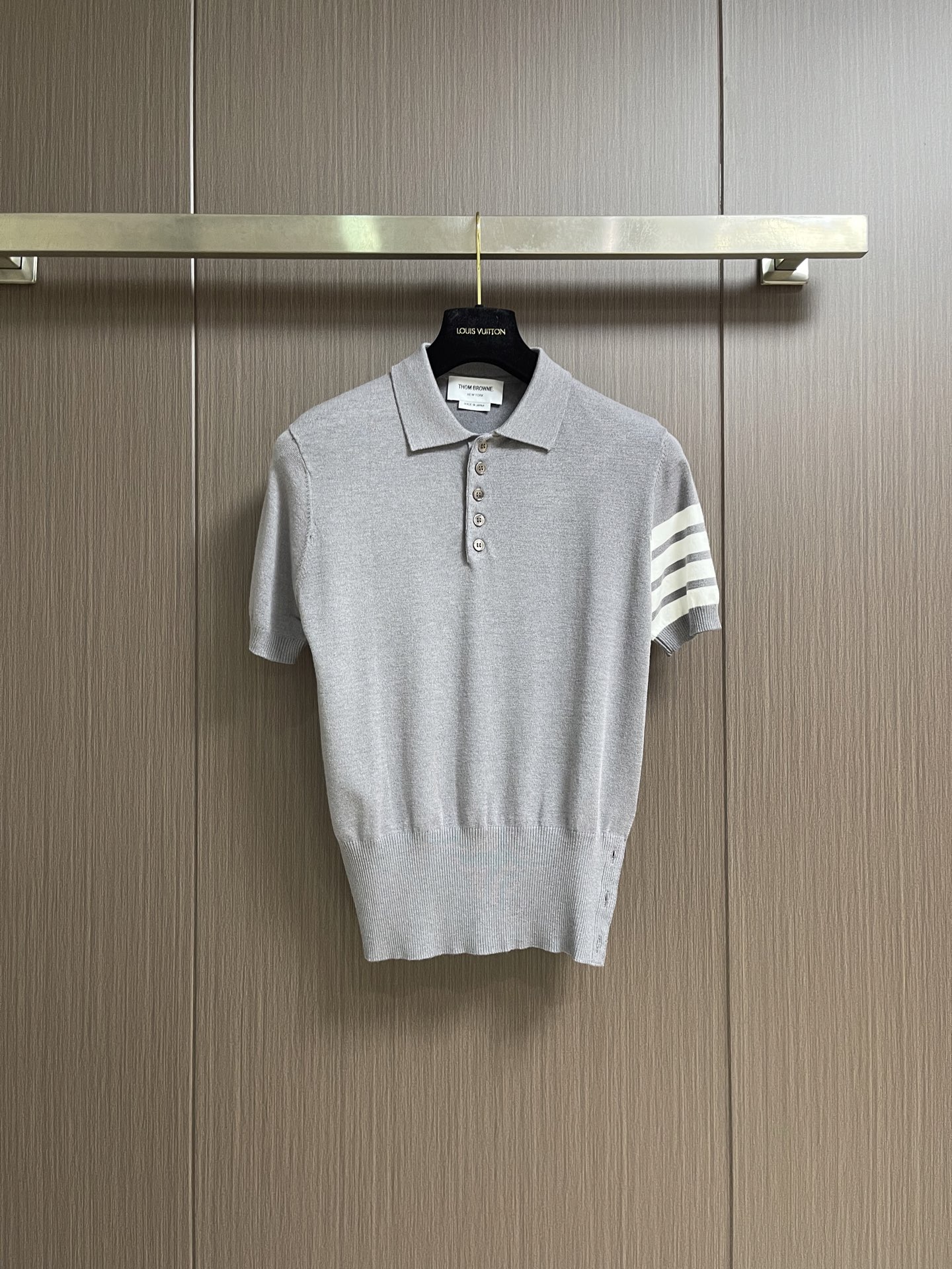 NO:875317,THOM BROWNE TB  The puppy jacquard knitted short-sleeved Polo on the back is made of high-count fine wool blended fabric, which is soft and skin-friendly, has excellent drape and breathability, and the upper body is comfortable and not sweaty. It adopts precision flat knitting technology, the texture of the body is uniform and tight, not easy to deform and pill, and is durable. The classic round neck design, rib reinforcement at the collar, fits the neck and is not easy to loosen; the cartoon pattern on the back is presented with jacquard technology, the lines are clear and neat, and can be distinguished  Full of recognition. Symmetrical metal snaps on both sides of the hem are decorated with exquisite details, both decorative and practical, and the version can be adjusted freely. The ribbed edges of the short sleeves fit the arm lines and are neat and stylish. The overall wiring is neat and tight, and every detail shows the high-end craftsmanship. The simple design is suitable for wearing in many scenes, and it is easy to create a high-end look. The overall wiring is straight and delicate, the fabric is comfortable and soft, and the colors are consistent and without color difference.  It can be matched with the same style to create a fashionable look, and can be used in various occasions. Customized accessories, complete with three standards, same style for men and women!  Size 1-2-3-4 1 size, bust 98, shoulder width 42, length 63, size 2, bust 102, shoulder width 43, length 65, size 3, chest size 104, shoulder width 44, length 67, size 4, bust 110, shoulder width 45, length 69,,T-shirt,19860909THOM BROWNE TB 后背小狗提花针织短袖Polo,甄选高支细腻羊毛混纺面料,触感柔软亲肤,兼具优良垂坠感与透气性,上身舒适不闷汗.采用精密平针编织工艺,衣身纹理均匀紧致,不易变形起球,经久耐穿.经典圆领设计,领口罗纹加固,贴合颈部不易松垮；后背卡通图案以提花工艺呈现,线条清晰利落,辨识度拉满.下摆两侧对称金属按扣装饰,细节精致,兼具装饰性与实用性,可自由调节版型.短袖罗纹收边,贴合手臂线条,利落有型.整体走线工整,锁边严密,每一处细节都彰显高端工艺水准,简约设计适配多场景穿搭,轻松打造高级感造型.整体走线平直细腻,面料舒适柔软,颜色一致无色差 能与同款搭配营造时尚造型,驾驭各种场合,定制辅料,三标齐全,男女同款！尺码1-2-3-4 1码 胸围98 肩宽42 衣长63 2码 胸围102肩宽43 衣长65 3码 胸围104肩宽44 衣长67 4码 胸围110 肩宽45 衣长69,,T-shirt,,Men's clothing
