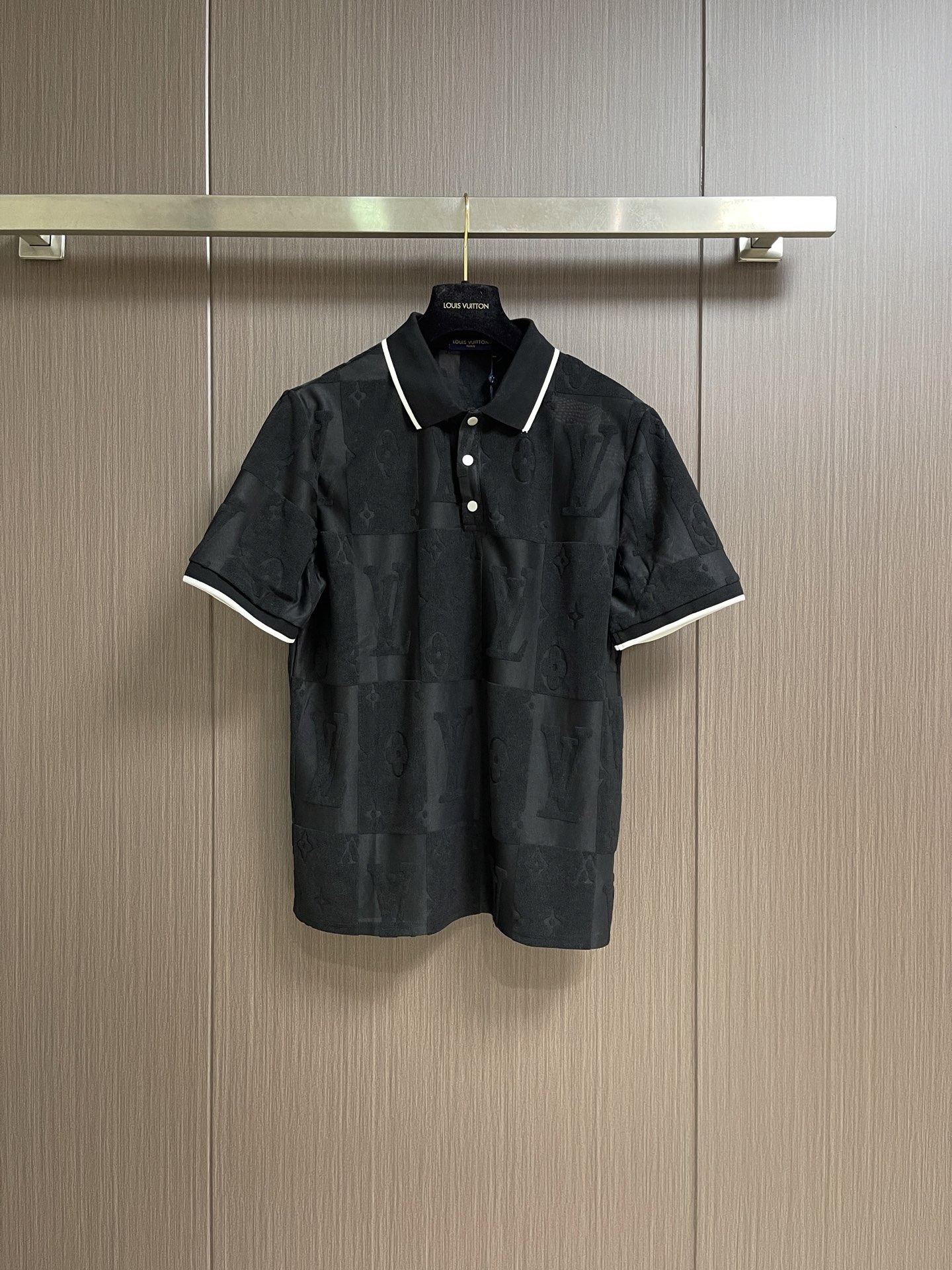 NO:875323,LV 2026SS new spring and summer polo shirt, summer lapel high-end dark pattern polo shirt, full of refreshing summer style. Delicate piqué cotton knitting brings breathability, with neat button front. Sizes S-XL, Louis Vuitton,19860909LV 2026SS春夏新款 polo 衫,夏季翻领高级感暗纹马球衫,洋溢清爽夏日格调.细腻珠地棉针织带来透气之感,搭配利落纽扣前襟.尺码S-XL,,louis vuitton,,Men's clothing