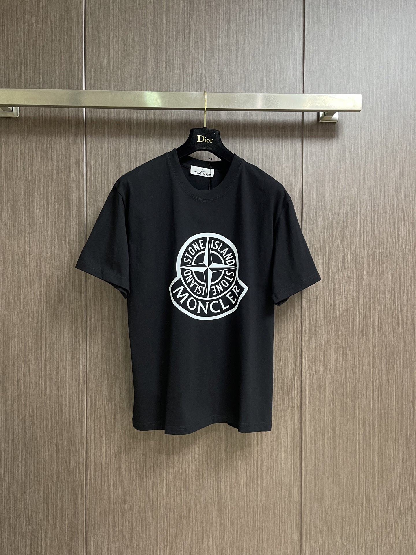 NO:875328,Dior x Stone Island Badge-printed short-sleeved T-shirt. Customized Xingyu luxury tough plain cotton. Soft and crisp. Stone Island co-branded moncler is selected on the chest. Light luxury emblem and text printing. Revealing elegance and restrained silence. Retro weathered Compass compass badge on the back. Deeply engraved with nautical luxury genes. Overflowing with the settled texture tempered by time. Relaxed and casual silhouette interprets Italian lazy elegance.  Not ostentatious but with a world-famous aura. It uses glue printing. The printing has been modified three times by the film screen. Use glue liquid paint to print the pattern on the fabric. Bake the fabric to fix the printing pattern. The fabrics have been fermented and washed. The texture is better. It is not easy to deform, not easy to shrink, not easy to fade, and maintains long-term beauty. Sizes M-XXL, dior, T-shirt, tees, t-shirt,19860909Dior x 石头岛 Stone lsland 徽章印花短袖T恤 定制星屿奢韧平棉 柔糯挺括 胸前甄选Stone Island联名moncler 轻奢徽记与文字印花 隐耀贵气 内敛缄默 后背复古风化Compass罗盘徽章 深镌航海奢贵基因 漫溢时光淬炼的沉淀质感 松弛随性廓形演绎意式慵懒贵气 不肆张扬却自带传世气场 采用胶浆印花 印花经过三次菲林网板修改 使用胶浆液体涂料在织物上打印图案 烘烤织物以固定印刷图案 面料都经过酵洗 手感质感更佳 不易变形 不易缩水 不易褪色 保持长久的美观.尺码M-XXL,,dior,T-shirt,tees，t-shirt,,Men's clothing