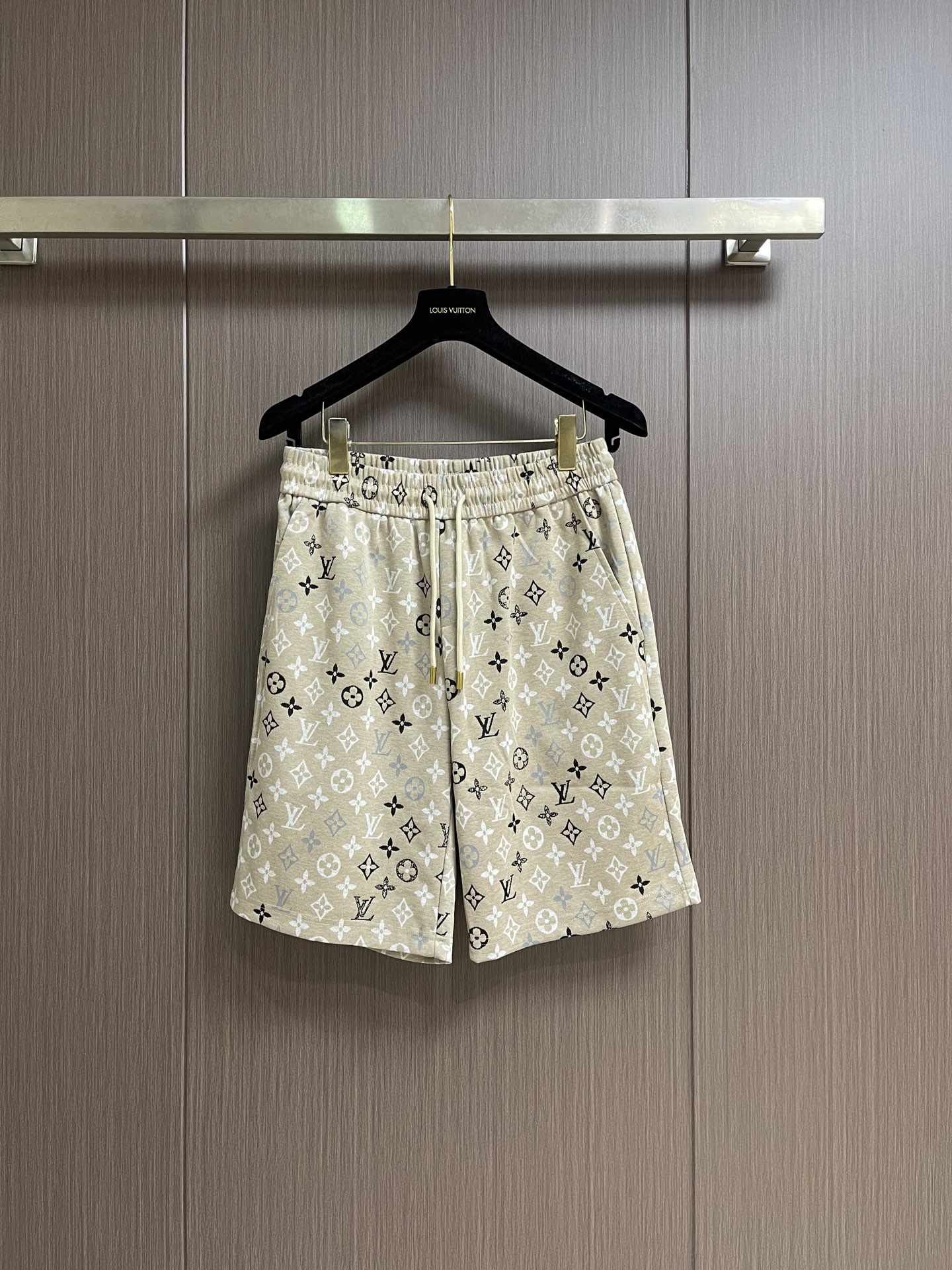 NO:875389,Tops Shorts LV Monogram sand-colored knitted short-sleeved T-shirt shorts suit. This knitted short-sleeved style is designed with the brand's classic Monogram pattern as the core design. The iconic presbyopic elements are presented on a sand-colored knitted base with a gradient jacquard process. The classic tailoring of the round neck and ribbed cuffs takes into account both comfortable wearing experience and high-end texture. Sizes S-XL, Louis Vuitton, shorts, T-shirt, tees, t-shirt,19860909上衣 短裤 LV Monogram 沙色针织短袖T恤短裤套装,本款针织短袖以品牌经典Monogram图案为核心设计,将标志性老花元素以渐变提花工艺呈现在沙色针织基底之上,圆领与罗纹袖口的经典剪裁,兼顾舒适穿着体验与高级质感.尺码S-XL,,louis vuitton,shorts,T-shirt,tees，t-shirt,,Men's clothing
