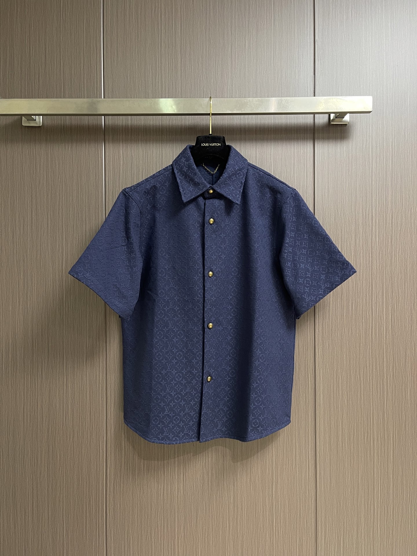 NO:875419,Tops shorts LV  Dark pattern jacquard short-sleeved denim shirt, jacket and shorts suit, made of brand-customized denim high-density jacquard fabric, with classic dark pattern all over the body. Weaved with a special process, the texture is fine and three-dimensional, soft and smooth to the touch, with good breathability and stiffness, and will not easily deform after long-term wear, highlighting the texture of high-end fabrics; classic Cuban collar design, sharp lines  Retro style, modified neck line, metal snap closure, high-quality texture and easy to put on and take off; symmetrical pocket design on the chest, embellished with metal rivets, exquisite details, enhance the overall style layering; shorts in the same series are made of the same fabric and dark pattern design, echoing up and down, and the overall coordination is unified. Sizes S-XL, Louis  vuitton,shorts,jackets & coats,shirts,T-shirt,19860909上衣 短裤 LV 暗纹提花短袖牛仔衬衫外套短裤套装,采用品牌定制牛仔高密提花面料,通体融入经典暗纹图案,经特殊工艺织造,纹理细腻立体,触感柔软顺滑,兼具良好的透气性与挺括度,久穿不易变形,彰显高端面料质感；经典古巴领设计,线条利落复古,修饰颈部线条,金属按扣开合,质感高级且穿脱便捷；胸前对称口袋设计,搭配金属铆钉点缀,细节精致考究,提升整体造型层次感；同系列短裤采用同款面料与暗纹设计,上下呼应,整体协调统一.尺码S-XL,,louis vuitton,shorts,jackets & coats,shirts,T-shirt,,Men's clothing