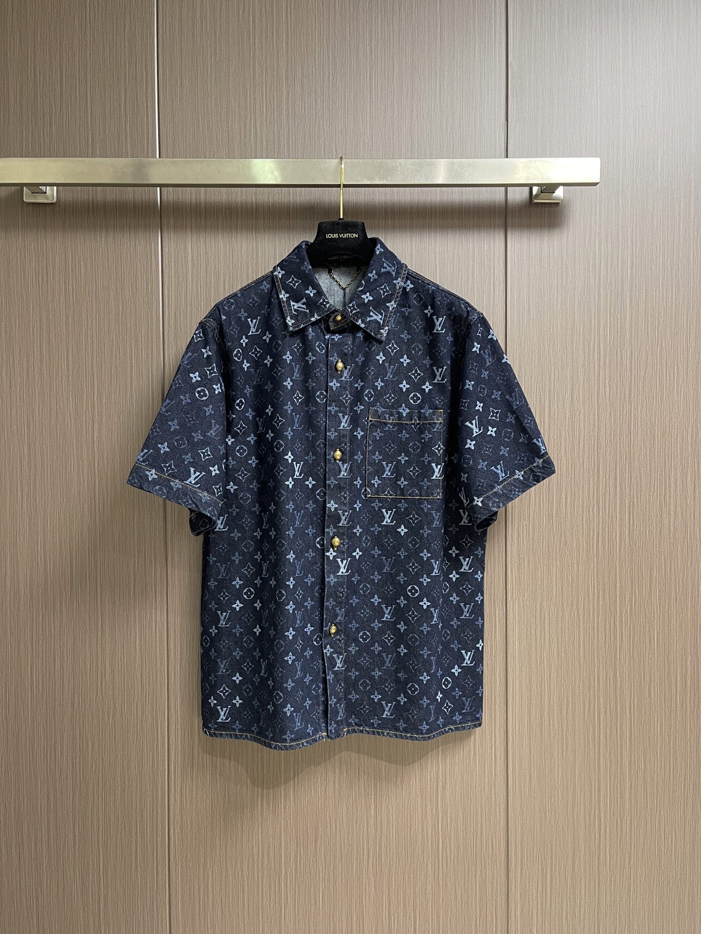 NO:875424,Tops Shorts LV Blue Night Presbyopia Denim Shirt Jacket Shorts Set A must-have for your summer wardrobe, this classic denim elevates the style with a camouflage-inspired Monogram Surplus pattern, printed with a bleached effect on a rich indigo base for a soft mottled look. Distressed gold metal rivets and a suede leather patch with Damier pattern add sophisticated finishing details to this effortless piece. Sizes S-XL, Louis  vuitton,shorts,jackets & coats,shirts,19860909上衣 短裤 LV 蓝夜老花牛仔衬衫外套短裤套装,作为夏季衣橱的必备单品,这款经典丹宁提升了格调,饰有受迷彩启发的 Monogram Surplus 图案,在浓郁的靛蓝底色上采用漂白效果印花,呈现出柔和的斑驳外观.做旧的金色金属铆钉以及带有 Damier 图案的绒面革皮牌为这件轻松随性的单品增添了精致的收尾细节.尺码S-XL,,louis vuitton,shorts,jackets & coats,shirts,,Men's clothing