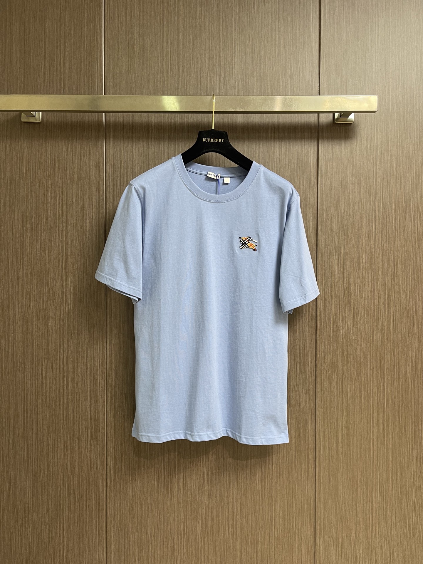 NO:875394,Burberry  Checkered flag pattern cotton round-neck short-sleeved T-shirt, this Burberry brand short-sleeved T-shirt is woven from high-quality pure cotton fabric. The texture is soft and delicate, breathable and skin-friendly, with good drape and stiffness. It is comfortable to wear and not easy to deform. The classic brand logo and war horse pattern on the chest are made with precision embroidery technology. The stitching is fine and tight, and the pattern is three-dimensional and full, restoring the brand.  Iconic design texture. The round neck uses reinforced hemming technology, and the stitching is smooth and neat, so it will not become loose after long-term wear; the cuffs and hem are finely stitched, and the workmanship is rigorous and elegant. The overall shape is loose and neat, the turning lines are even and smooth, and the details show the brand's ingenious craftsmanship, taking into account the high-end texture and practicality of daily wear. The overall wiring is straight and delicate, the fabric is comfortable and soft, and the colors are consistent and without color difference.  It can be matched with the same style to create a fashionable look, and can be used in various occasions. Customized accessories, complete with three standards, same style for men and women!  Size S-XL S size Bust 102 Shoulder width 46 Clothing length 71 M Size Bust 106 Shoulder width 47 Clothing length 72.5 L Size Bust 110 Shoulder width 48 Clothing length 7419860909Burberry 格纹旗帜图案棉质圆领短袖t恤,本款Burberry品牌短袖T恤,甄选高品质纯棉面料织造而成,质地柔软细腻、透气亲肤,兼具良好垂坠感与挺括度,穿着舒适且不易变形.胸前经典品牌标识与战马图案采用精密刺绣工艺打造,针脚细密紧实,图案立体饱满,还原品牌标志性设计质感.圆领采用加固包边工艺,车线平整工整,久穿不易松垮；袖口与下摆采用精细锁边处理,做工严谨考究.整体版型宽松利落,车工走线均匀流畅,细节处尽显品牌匠心工艺,兼顾高级质感与日常穿搭实用性.整体走线平直细腻,面料舒适柔软,颜色一致无色差 能与同款搭配营造时尚造型,驾驭各种场合,定制辅料,三标齐全,男女同款！尺码S-XL S码 胸围102肩宽46衣长71 M码胸围106肩宽47衣长72.5 L码 胸围110肩宽48衣长74 XL码胸围114肩宽49衣长75.5,,burberry,T-shirt,tees，t-shirt,,Men's clothing