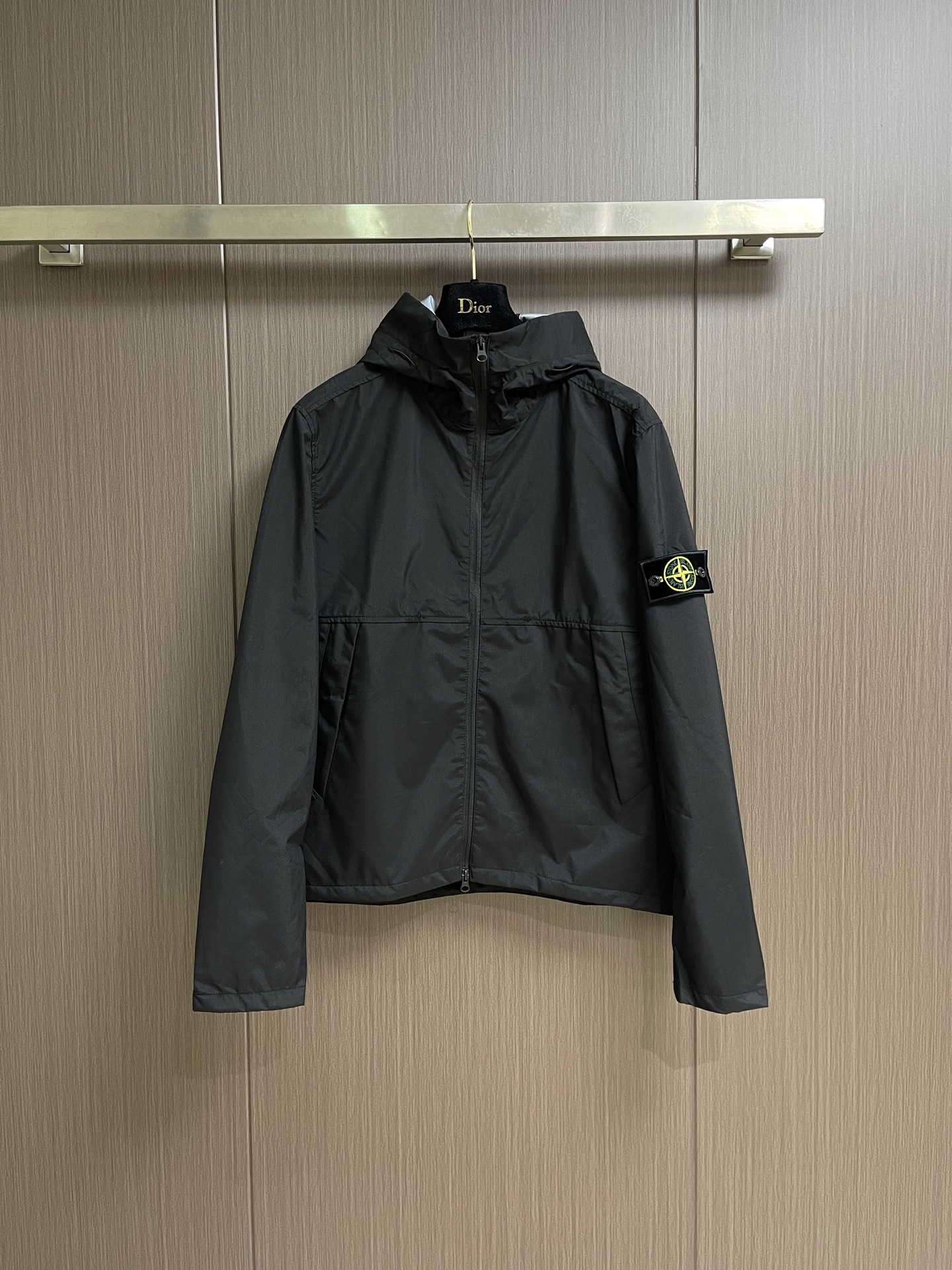 NO:875400,Stone Island Stone Island hooded jacket, the fabric is made of 3L-TC material, the waterproof performance is similar to GORE-TEX, the functional properties are excellent, and the craftsmanship is very cumbersome. The epaulette embroidery and the three labels are all customized. The basic loose version is cut, and the upper body effect is eye-catching and versatile. Sizes M-XXL,,jackets & coats,jackets & coats,hats,19860909Stone Island 石头岛连帽夹克外套,面料采用3L-TC材质,防水性能类似于GORE-TEX 机能属性卓越,工艺及其繁琐 肩章刺绣 三标均为订制 基础宽松的版型裁剪,上身效果养眼百搭.尺码M-XXL,,jackets & coats,jackets & coats,hats,,Men's clothing