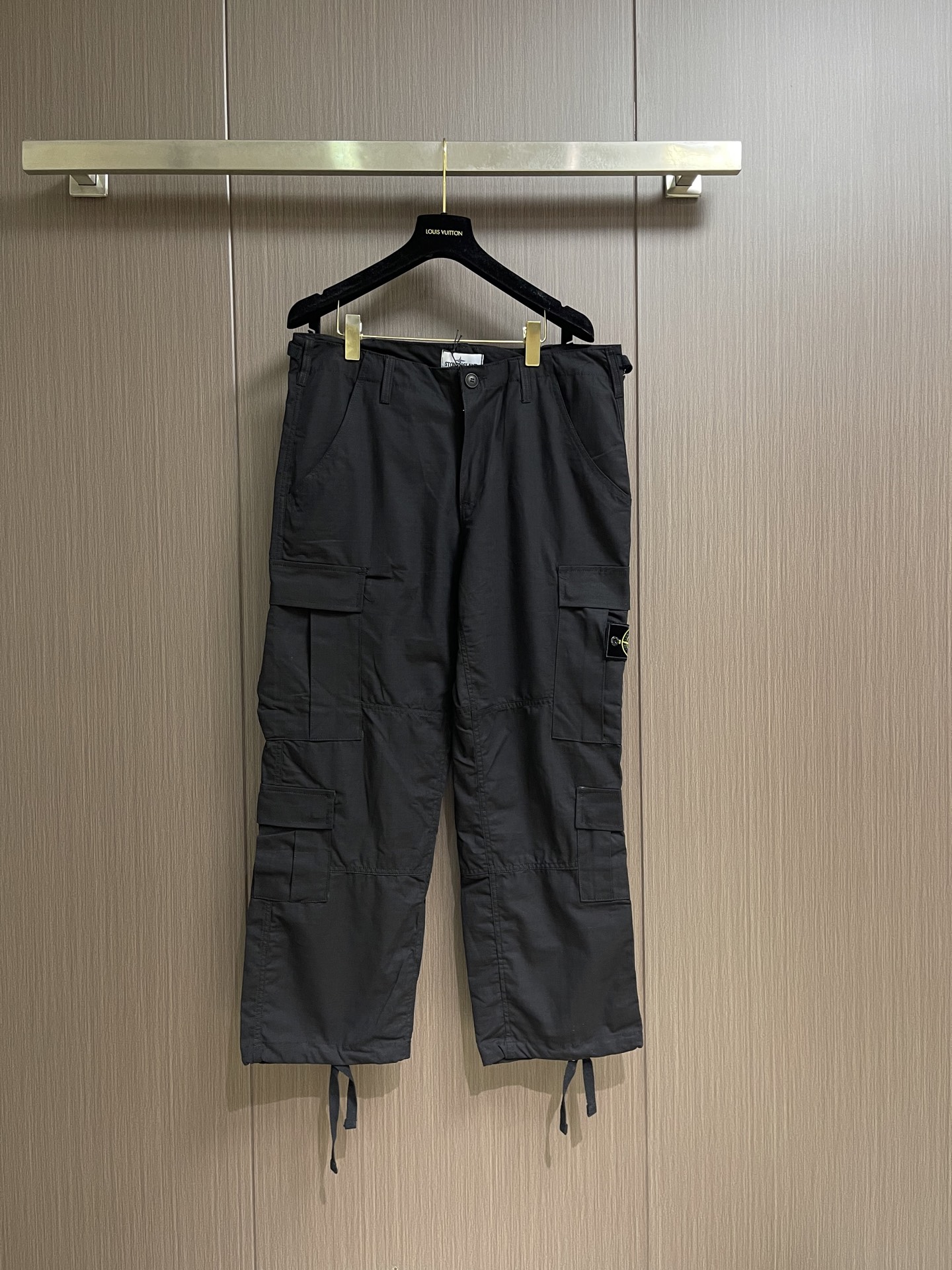 NO:875404,Stone Island's new outdoor multi-pocket straight overalls. The upper body is very simple, handsome and stylish. It can be easily worn by men and women. The design is full of sense and the upper body is super versatile. Sizes S-XL,,19860909Stone Island 石头岛新款户外多口袋直筒工装裤 上身非常简单帅气有型的一款 男女情侣款都能轻松驾驭.设计感十足 上身超级百搭.尺码S-XL,,,Men's clothing