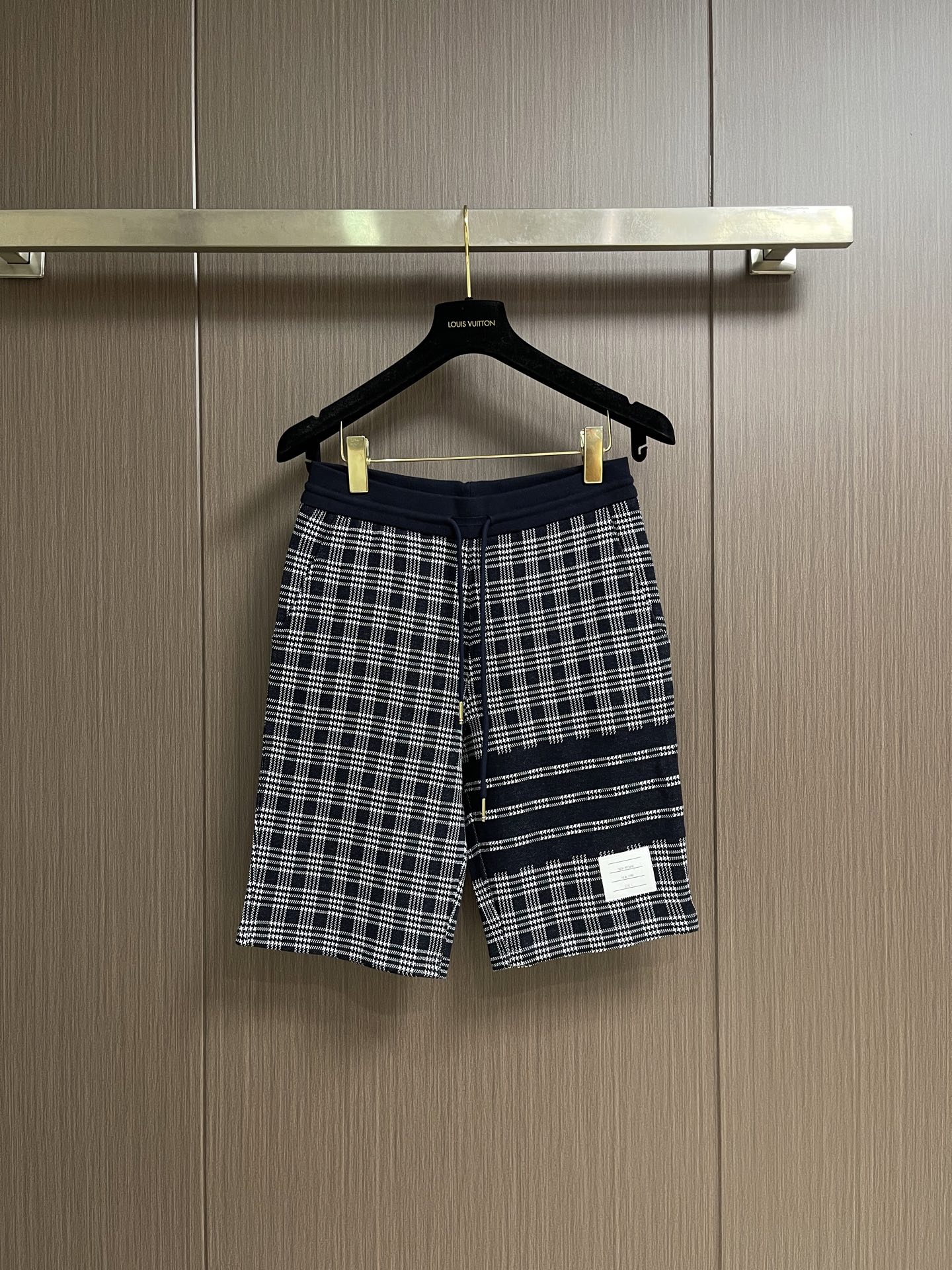 NO:875410,Thom Browne TB 2026SS new knitted shorts, customized fabric using wafer weaving method, jacquard knitting technology, tight and three-dimensional version, 4-bar splicing, customized trouser cord hardware with strong texture and smoothness, comfortable and breathable upper body, concave and convex three-dimensional sense, fashionable and casual wear. Size 1-2-3-4 1 code, trouser length 54, waist 74, hips 94 2 codes, trouser length 55, waist 78, hips 98  Size 3, pants length 56, waist 82, hips 102, size 4, pants length 57, waist 86, hips 106,,shorts,19860909Thom Browne TB 2026SS新款针织短裤,定制面料采用威化布织法,提花针织工艺,版型紧致立体,4杠拼接,定制裤绳五金质感强,顺滑,上身舒适透气,凹凸有型的立体感,时尚休闲穿搭.尺码1-2-3-4 1码 裤长54腰围74臀围94 2码 裤长55腰围78臀围98 3码 裤长56腰围82臀围102 4码 裤长57腰围86臀围106,,shorts,,Men's clothing