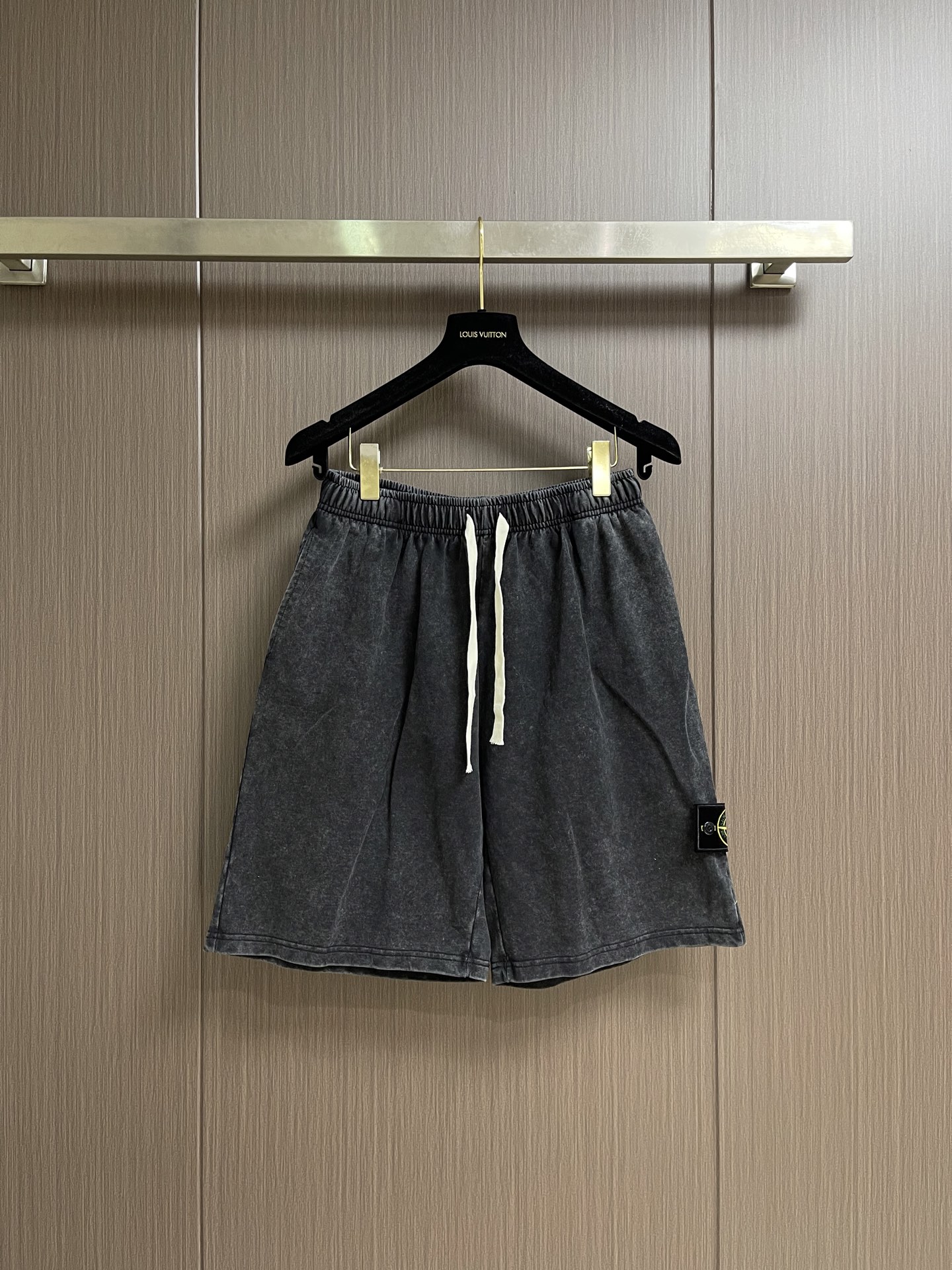 NO:875416,Stone island 2026SS spring and summer washed and distressed shorts, super versatile!  Made of 290g combed cotton, comfortable and breathable! Advanced customized accessories show your identity!  The technique of frying flowers, washing them and making them old will never go out of style!  Size M-XXL,,shorts,19860909Stone island 石头岛2026SS春夏洗水做旧短裤,超级百搭！采用290克精梳棉 舒适透气!高级定制辅料列显身份！炒花洗水做旧工艺永不过时！尺码M-XXL,,shorts,,Men's clothing