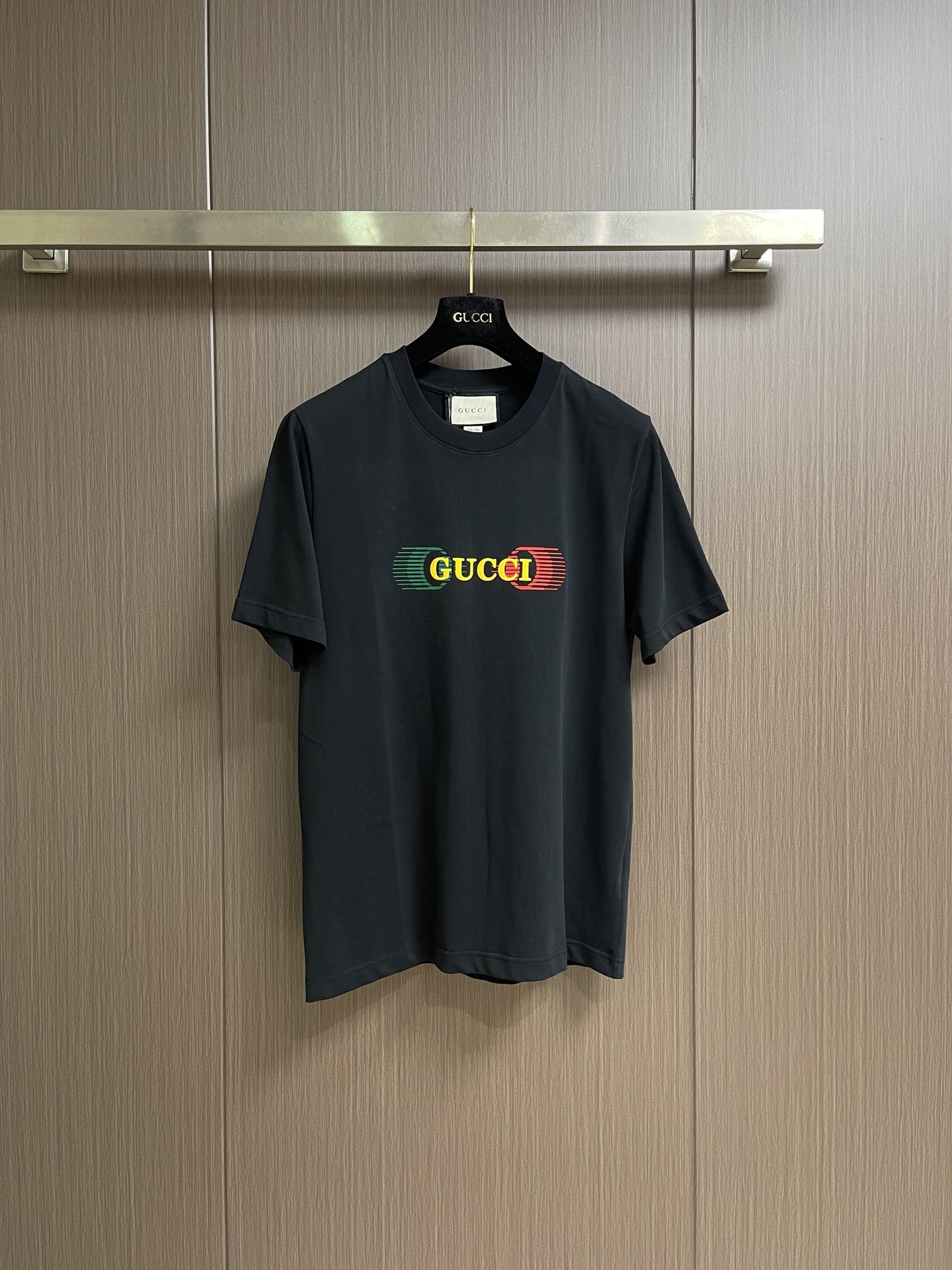 NO:875429,Gucci 2026SS new summer printed short-sleeved T-shirt, made of 15s fine cotton plain fabric, 230g; with 32s double yarn thread, 300g. Silicone high-density elastic glue printing is a special printing process with good elasticity and adhesion. The scratch resistance of high-density elastic glue is 5 times that of ordinary glue, which can ensure that the printed pattern is not easily scratched during wearing and use. The overall routing is straight and delicate, and the fabric is comfortable and soft  The color is consistent and has no color difference. It can be matched with the same style to create a fashionable look and control various occasions. Customized accessories. Three standards are complete. The same style for men and women. Sizes S-XL  Shoulder width 47, length 72, gucci, T-shirt, tees, t-shirt,19860909Gucci 2026SS夏季新款印花短袖T恤,采用15s精棉平纹面料,230g；搭配32s双纱螺纹,300g.硅油高密度弹力胶浆印花是一种特殊的印花工艺,具有良好的弹性和附着力,高密度弹力胶浆的抗刮性能是普通胶浆的5倍,能够确保印花图案在穿着和使用过程中不易被刮损.整体走线平直细腻 面料舒适柔软 颜色一致无色差 能与同款搭配营造时尚造型,驾驭各种场合,定制辅料,三标齐全,男女同款.尺码S-XL S码 胸围102 肩宽44 衣长69 M码 胸围106 肩宽45 衣长70 L码 胸围110 肩宽46衣长71 XL码胸围114 肩宽47衣长72,,gucci,T-shirt,tees，t-shirt,,Men's clothing