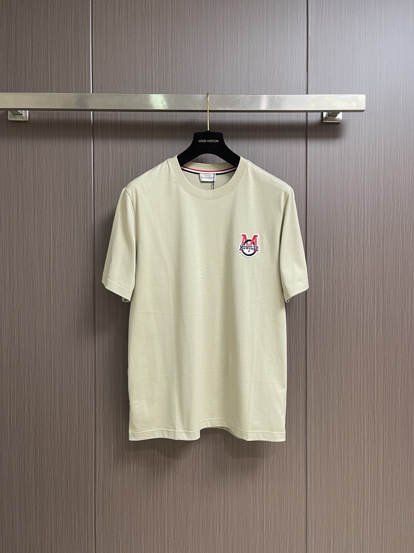 NO:875436,MONCLER  2026SS spring and summer short-sleeved T-shirt. This short-sleeved fabric is made of 32 double-ply Xinjiang long-staple cotton with tight round neck short sleeves. The neckline is made of high-density ribbing that is washable and anti-loosening. Xinjiang long-staple cotton is the preferred raw material for global high-end textiles. It is the same as Egyptian cotton and Pima quilt international textile  It is called 'white gold in cotton' in the textile industry. The fabric feels as smooth as silk. It is far superior to cotton fabrics in terms of durability, moisture absorption, breathability and color fastness. This T-shirt has a logo on the chest, showing its simple and low-key charm, and the overall low-key yet charming. Sizes S-XL  S size bust 102 shoulder width 44 length 69 medium size bust 106 shoulder width 45 length 70 L size bust 110 shoulder width 46 length 71 XL bust 114 shoulder width 47 length 72, T-shirt, tees, t-shirt,19860909MONCLER 2026SS春夏短袖T恤,这款短袖面料采用32支双股新疆长绒棉紧密圆领短袖,领口用耐洗防松懈的高密度罗纹,新疆长绒棉全球高端纺织品的优选原料,同埃及棉、匹马棉被国际纺织界称为'棉中白金'.面料触感如丝绸般顺滑.在耐用性吸湿透气和色牢度上远超棉类面料.这款T恤胸前仔章logo标识,彰显简约低调的魅力,整体低调又不失魅力.尺码S-XL S码 胸围102 肩宽44 衣长69 M码 胸围106 肩宽45 衣长70 L码 胸围110 肩宽46衣长71 XL码胸围114 肩宽47衣长72,,T-shirt,tees，t-shirt,,Men's clothing