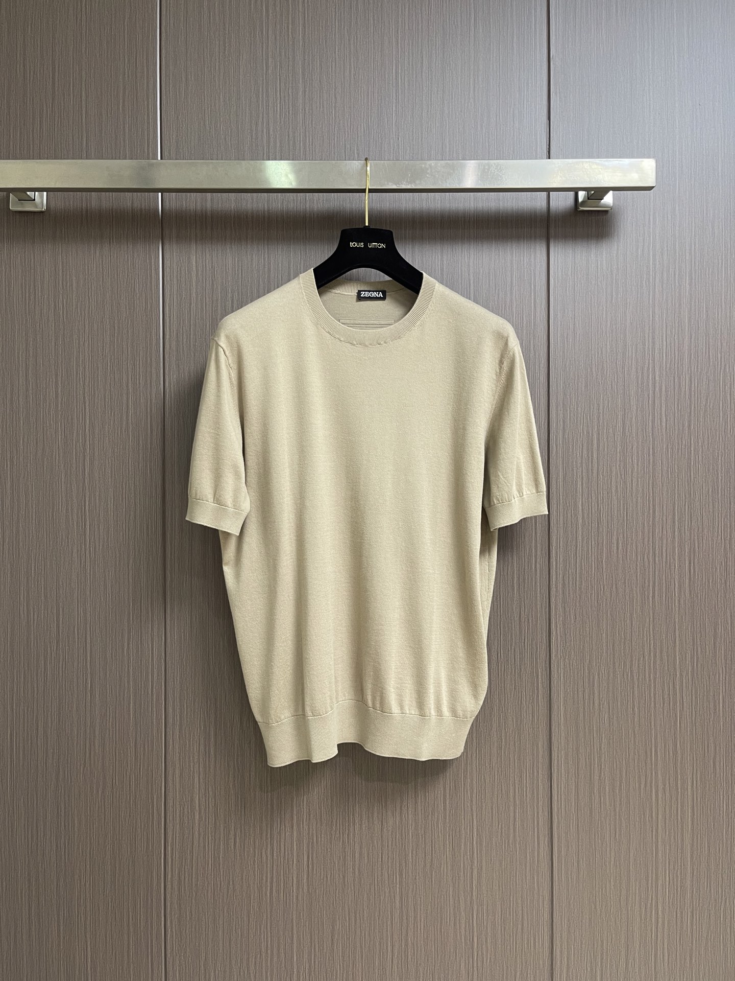NO:875449,ZEGNA 2026SS new summer men's round neck knitted short-sleeved T-shirt, the all-over design perfectly integrates Italian aesthetics, and inherits the genes of the Jay family, taking the minimalist route, in line with modern urban aesthetics!  The color is light and versatile, suitable for various daily outfits. The compatibility space is very high. It can be used in any occasion. It can be used for business and leisure. It is also very fashionable for street fashion. It has a high attendance rate for business and casual wardrobes. One piece for everyone. Size 46-52 46 yards shoulder width 44 bust 105 length 68.5 48 yards shoulder width 45 bust 109 length 70 50 yards shoulder width 46  Bust 113, length 71.5, size 52, shoulder width 47, bust 117, length 73, T-shirt, tees, t-shirt,19860909ZEGNA 2026SS夏季新款男士圆领针织短袖T恤,通体的设计完美融合意式美学,且传承了杰家族的基因,走极简主义的路线,符合现代都市审美！配色轻熟百搭,符合日常各种穿搭,混搭兼容空间极高,驾驭任何场合,商务休闲皆可,出街潮搭亦非常时尚,衣橱商务休闲绝佳的高出勤率,人手一件.尺码46-52 46码 肩宽44 胸围105衣长68.5 48码 肩宽45 胸围109衣长70 50码 肩宽46 胸围113衣长71.5 52码 肩宽47 胸围117衣长73,,T-shirt,tees，t-shirt,,Men's clothing