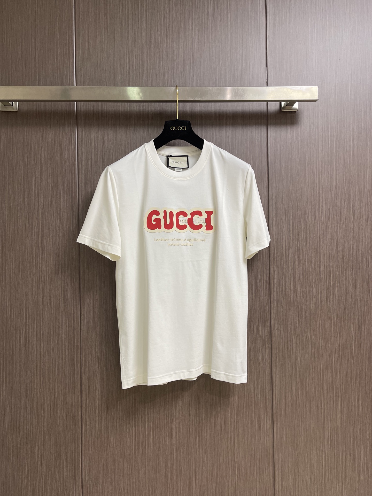 NO:875454,Gucci 2026SS new summer printed short-sleeved T-shirt, made of 15s fine cotton plain fabric, 230g; with 32s double yarn thread, 300g. Silicone high-density elastic glue printing is a special printing process with good elasticity and adhesion. The scratch resistance of high-density elastic glue is 5 times that of ordinary glue, which can ensure that the printed pattern is not easily scratched during wearing and use. The overall routing is straight and delicate, and the fabric is comfortable and soft  The color is consistent and has no color difference. It can be matched with the same style to create a fashionable look and control various occasions. Customized accessories. Three standards are complete. The same style for men and women. Sizes S-XL  Shoulder width 47, length 72, gucci, T-shirt, tees, t-shirt,19860909Gucci 2026SS夏季新款印花短袖T恤,采用15s精棉平纹面料,230g；搭配32s双纱螺纹,300g.硅油高密度弹力胶浆印花是一种特殊的印花工艺,具有良好的弹性和附着力,高密度弹力胶浆的抗刮性能是普通胶浆的5倍,能够确保印花图案在穿着和使用过程中不易被刮损.整体走线平直细腻 面料舒适柔软 颜色一致无色差 能与同款搭配营造时尚造型,驾驭各种场合,定制辅料,三标齐全,男女同款.尺码S-XL S码 胸围102 肩宽44 衣长69 M码 胸围106 肩宽45 衣长70 L码 胸围110 肩宽46衣长71 XL码胸围114 肩宽47衣长72,,gucci,T-shirt,tees，t-shirt,,Men's clothing