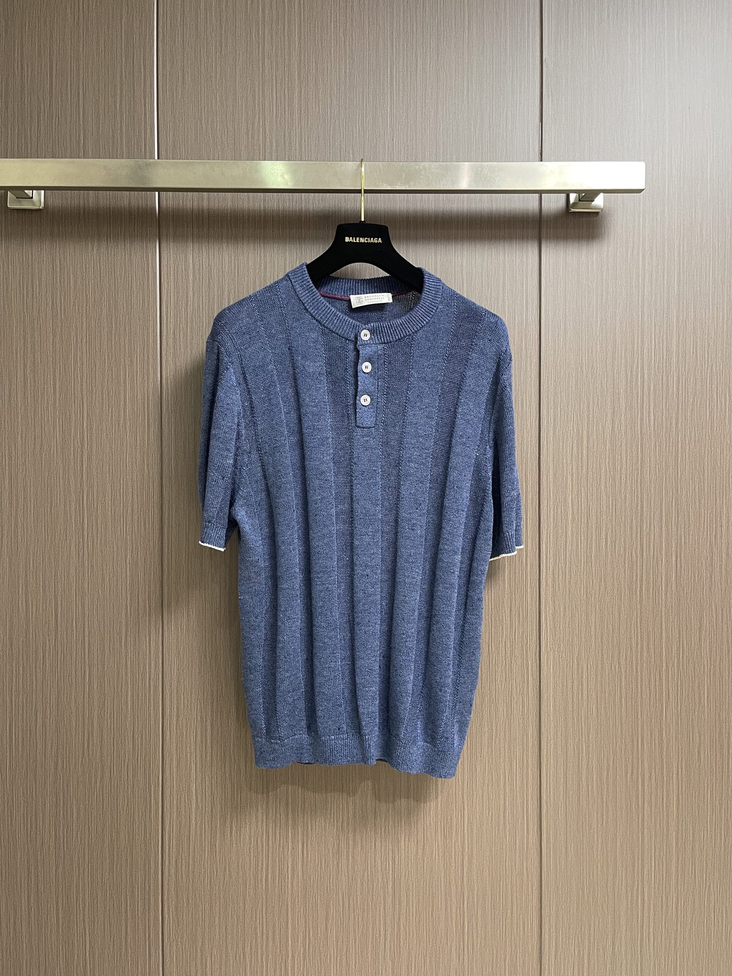 NO:875461,Brunello Cucinelli 'bc  Henry knitted short-sleeved T-shirt. This Henley collar short-sleeved knitted T-shirt is made of high-count combed wool blended yarn and made of three-dimensional vertical pit jacquard weaving. The texture is clear and full, with a crisp feel and a soft skin-friendly touch. It is breathable and not sweaty.  .Classic round neck with Henry placket design, three textured buttons for smooth opening and closing, and exquisite details; the inside of the collar is embellished with the brand's iconic red-edged webbing, hidden ingenuity. The cuffs and hem are made of tight ribbing technology, and the closing is neat and tight  It strengthens the structural stability of the garment body and prevents it from deforming and pilling after long-term wear. The whole body adopts a seamless one-piece molding process to reduce redundant stitches and is comfortable to wear without restraint. The yarn has been pre-shrunk and treated with anti-pilling technology, which makes it soft and delicate to the touch and highly durable. The simple and elegant Henry collar version is suitable for business and leisure scenarios, with both high-end texture and practical wearability, making it a versatile choice for daily wear. The overall routing is straight and delicate, the fabric is comfortable and soft, and the color is consistent and has no color difference.  It can be matched with the same style to create a fashionable look, and can be used in various occasions. Customized accessories, complete with three standards, same style for men and women!  Size 46-52 46, bust 106, shoulder width 42.5, length 65, size 48, bust 110, shoulder width 43.5, length 66.5, size 50, bust 114, shoulder width 45, length 68, size 42, bust 118, shoulder width 46.5, length 70, brunello cucinelli, T-shirt, tees, t-shirt,19860909Brunello Cucinelli 'bc 亨利针织短袖T恤,这件亨利领短袖针织T恤,甄选高支精梳羊毛混纺纱线,以立体竖坑条提花织法打造,纹理清晰饱满,兼具挺括感与柔软亲肤触感,透气不闷汗.经典圆领搭配亨利门襟设计,三粒质感纽扣开合顺滑,细节精致；领口内侧点缀品牌标志性红边织带,暗藏巧思.袖口与下摆采用紧密罗纹收边工艺,收口整齐紧致,强化衣身结构稳定性,久穿不易变形起球.整体采用无缝一体成型工艺,减少多余缝线,穿着舒适无束缚.纱线经过预缩水处理与抗起球工艺处理,手感软糯细腻,耐穿性强.简约大气的亨利领版型适配商务休闲多场景,兼具高级质感与实穿性,是日常穿搭的百搭优选.整体走线平直细腻,面料舒适柔软,颜色一致无色差 能与同款搭配营造时尚造型,驾驭各种场合,定制辅料,三标齐全,男女同款！尺码46-52 46码 胸围106 肩宽42.5 衣长65 48码 胸围110 肩宽43.5 衣长66.5 50码 胸围114 肩宽45 衣长68 42码 胸围118 肩宽46.5 衣长70,,brunello cucinelli,T-shirt,tees，t-shirt,,Men's clothing