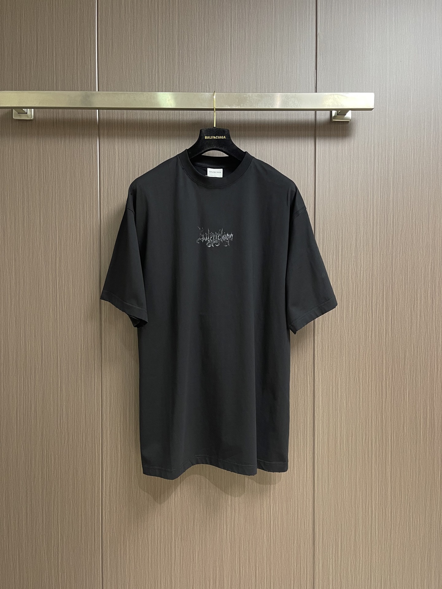 NO:875412,balenciaga  2026SS Gothic letter printed short-sleeved T-shirt. The fabric is made of 32-count combed pure cotton jersey. The weight of 185g is both loose and non-collapsible, and the upper body has no weight-bearing feeling. It is suitable for wearing alone or layered in summer. The fabric is enzyme pre-washed + pre-shrunk to reduce subsequent washing shrinkage. The fabric surface feels soft and delicate, and the collar, cuffs and hem are manually frayed, which is very time-consuming.  Powerful, the printing uses environmentally friendly water slurry + distressed discharge printing. It is not an ordinary thick offset printing. The printing is completely close to the skin, without a heavy raised glue feel, and is thin and breathable, and will not make parts hard. Through special fading dots + partial whitening process, the edge transition is natural, without a stiff machine feel. After printing, high temperature pressure drying + color fixation treatment, normal machine washing will not easily cause slurry, cracking, and large pieces to fall off. Size XS-L  XS size bust 112 shoulder width 52 length 75 S size bust 116 shoulder width 54 length 77 M size bust 120 shoulder width 56 length 79 L size bust 124 shoulder width 58 length 81,,balenciaga,T-shirt,tees,t-shirt,19860909balenciaga 2026SS哥特字母印花短袖T恤,面料采用32支精梳纯棉平纹针织布,185g克重兼顾宽松不塌、上身无负重感,夏天单穿、叠穿都合适.面料做酵素预水洗+预缩定型,降低后续水洗缩水率,布面手感柔软细腻,领口、袖口、下摆做手工磨破工艺,非常的耗时耗力,印花采用环保水浆+做旧拔印.不是普通厚胶印,印花完全贴肤、无厚重凸起胶感,薄透透气,不会让局部发硬.通过特殊褪色网点+局部磨白工艺,边缘过渡自然,没有生硬机器感.印花后高温压烘+固色处理,正常机洗不容易掉浆、开裂、大块脱落.尺码XS-L XS码胸围112肩宽52衣长75 S码 胸围116肩宽54衣长77 M码胸围120肩宽56衣长79 L码 胸围124肩宽58衣长81,,balenciaga,T-shirt,tees，t-shirt,,Men's clothing