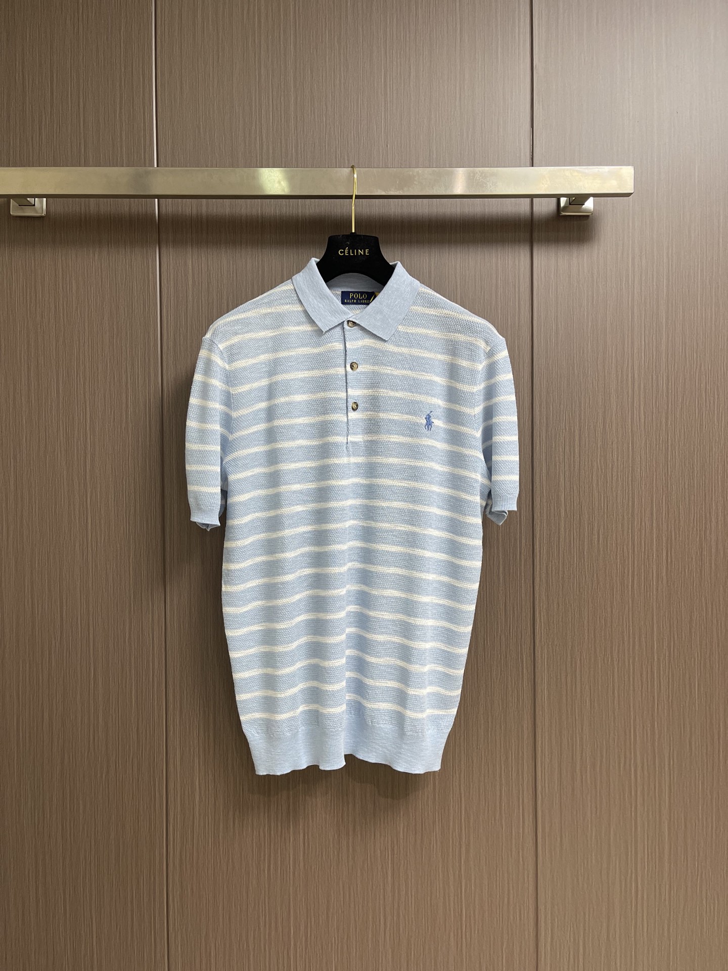 NO:875468,RL Ralph Lauren  Linen horizontal striped knitted polo shirt, made of breathable and skin-friendly knitted fabric, with fine and soft texture, good drape and breathability, and a comfortable upper body. The classic black and white horizontal striped design is paired with a lapel and a three-button placket. The version is neat and versatile. The hem and cuffs are made of flat ribbing technology, which is not easy to reinforce and lock.  Deformation. The small brand logo embroidery on the chest is precisely routed, the details are exquisite and low-key, the overall workmanship is neat and elegant, and the stripes are accurately aligned. It takes into account both casual texture and brand style, and is suitable for a variety of daily wear scenarios. It is the first choice item that combines comfort and style. The overall route is straight and delicate, the fabric is comfortable and soft, and the color is consistent without color difference.  It can be matched with the same style to create a fashionable look, and can be used in various occasions. Customized accessories, complete with three standards, same style for men and women!  Size S-XL S size Bust 102 Shoulder width 44 Dress length 68 Medium Bust size 110 Shoulder width 46 Dress length 70 Large Size Bust 118 Shoulder width 48 Dress length 72 XL Size Bust 126 Shoulder width 50 Dress length 74,,19860909RL 拉夫劳伦 亚麻横条针织polo衫,用透气亲肤的针织面料打造,肌理细腻柔软,兼具良好垂坠感与透气性,上身舒适自在.经典黑白横条纹设计搭配翻领与三粒扣门襟,版型利落百搭,下摆与袖口采用平整罗纹收边工艺,加固锁边不易变形.胸前小巧品牌标识刺绣走线精密,细节精致低调,整体做工工整考究,条纹对齐精准,兼顾休闲质感与品牌格调,适配多种日常穿搭场景,是兼具舒适与风格的优选单品.整体走线平直细腻,面料舒适柔软,颜色一致无色差 能与同款搭配营造时尚造型,驾驭各种场合,定制辅料,三标齐全,男女同款！尺码S-XL S码 胸围102 肩宽44衣长68 M码胸围110肩宽46衣长70 L码 胸围118肩宽48衣长72 XL码胸围126肩宽50衣长74,,,Men's clothing