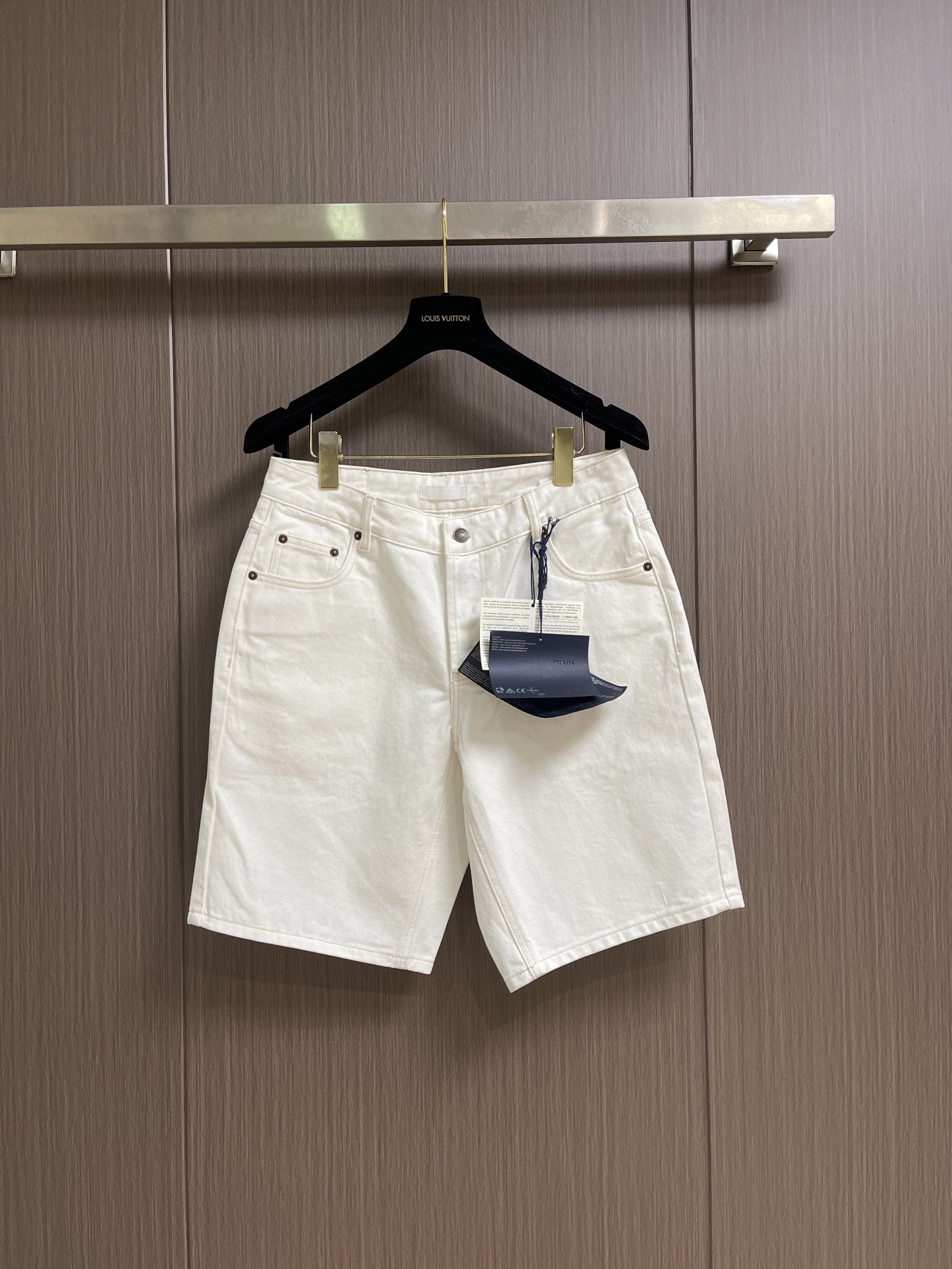 NO:875438,Prada  Denim shorts with frayed leather labels. These white denim shorts are made of high-count combed denim fabrics. The texture is firm and crisp, and the touch is delicate and soft. After a special washing process, the stiffness of the fabric is removed, showing a warm matte texture. It is skin-friendly and breathable, suitable for all seasons. It adopts a classic five-pocket cut, neat and precise routing, fine-textured trouser waist hardware, and strong and durable placket buttons.  All splices are hemmed and reinforced to effectively improve the durability of the clothing. The overall shape is loose and neat, the trousers are moderately long, and they modify the leg lines. They are highly suitable for daily matching. They have both casual style and high-end texture. The details are exquisite, taking into account comfort and appearance, and meet the needs of various scenarios such as daily travel and light business leisure. The overall routing is straight and delicate, the fabric is comfortable and soft, and the colors are consistent and without color difference.  Can be matched with the same style to create a fashionable look, to suit various occasions, customized accessories, complete with three standards!  Size 30-36 No 35 Size 30 Waist 81 Hips 109 Pants length 49 Size 31 Waist 83.5 Hips 110.5 Pants length 50 Size 32 Waist 86 Hips 112 Pants length 51 Size 33 Waist 88.5 Hips 114.5 Pants length 52 Size 34 Waist 91 Hips 117 Pants length 53  Size 36, waist 93.5, hips 119.5, pants length 54, prada, shorts,19860909Prada 磨破皮标牛仔短裤,本款白色牛仔短裤甄选高支精梳牛仔面料打造,质地紧实挺括且触感细腻柔和,经过特殊水洗工艺处理,去除面料生硬感,呈现温润哑光质感,穿着亲肤透气,四季适配.采用经典五袋版型剪裁,走线工整精密,裤腰五金配件质感精良,门襟纽扣牢固耐用,每一处拼接处均做包边加固处理,有效提升衣物耐穿度.整体版型宽松利落,裤长适中,修饰腿部线条,日常搭配性极强,兼具休闲格调与高级质感,细节考究,兼顾舒适度与穿搭颜值,满足日常出行与轻商务休闲等多种场景穿着需求.整体走线平直细腻,面料舒适柔软,颜色一致无色差 能与同款搭配营造时尚造型,驾驭各种场合,定制辅料,三标齐全！尺码30-36 无35 30码 腰围81 臀围109 裤长49 31码腰围83.5臀围110.5 裤长50 32码 腰围86臀围112 裤长51 33码 腰围88.5 臀围114.5 裤长52 34码 腰围91 臀围117 裤长53 36码 腰围93.5 臀围119.5 裤长54,,prada,shorts,,Men's clothing