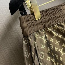 LV 2026ss夏季新款男士休闲短裤,高级定制面料透气面料 透气弹力舒适度极高,细节无可挑剔,顶级辅料 LV 2026ss夏季新款男士休闲短裤,高级定制面料透气面料 透气弹力舒适度极高,细节无可挑剔,顶级辅料