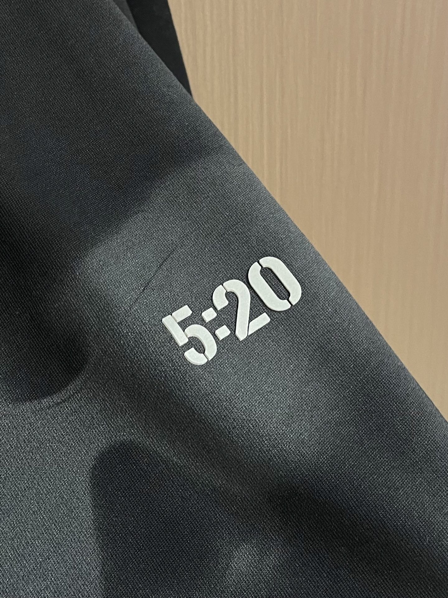 Balenciaga 520人像印花短袖t恤，这款T恤采用重磅纯棉面料，经过预缩水处理，触感柔软透气，久